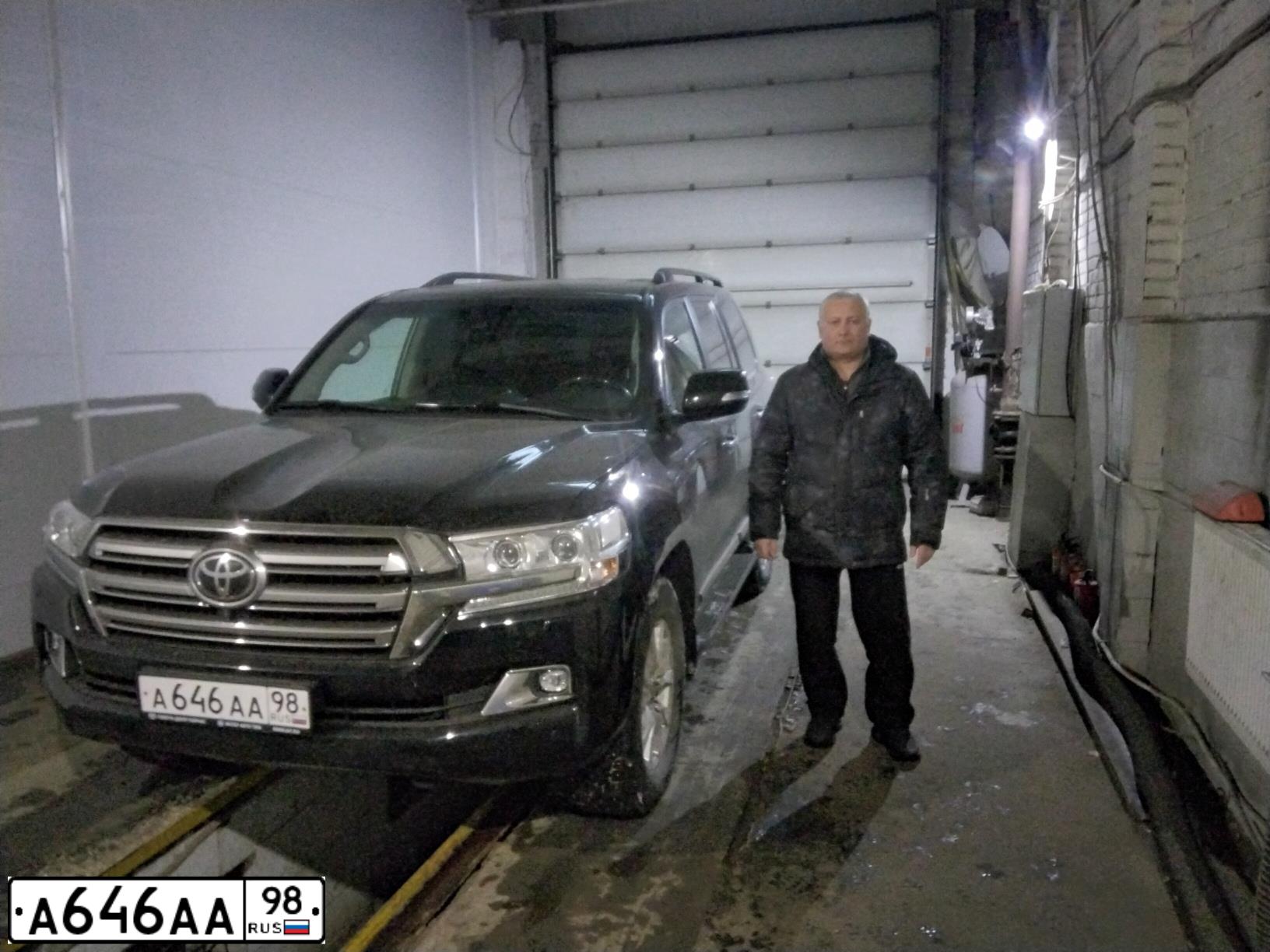 Фото автомобиля VOLKSWAGEN MULTIVAN, 2004 — госномер О267ОО98. Цвет: серебристый