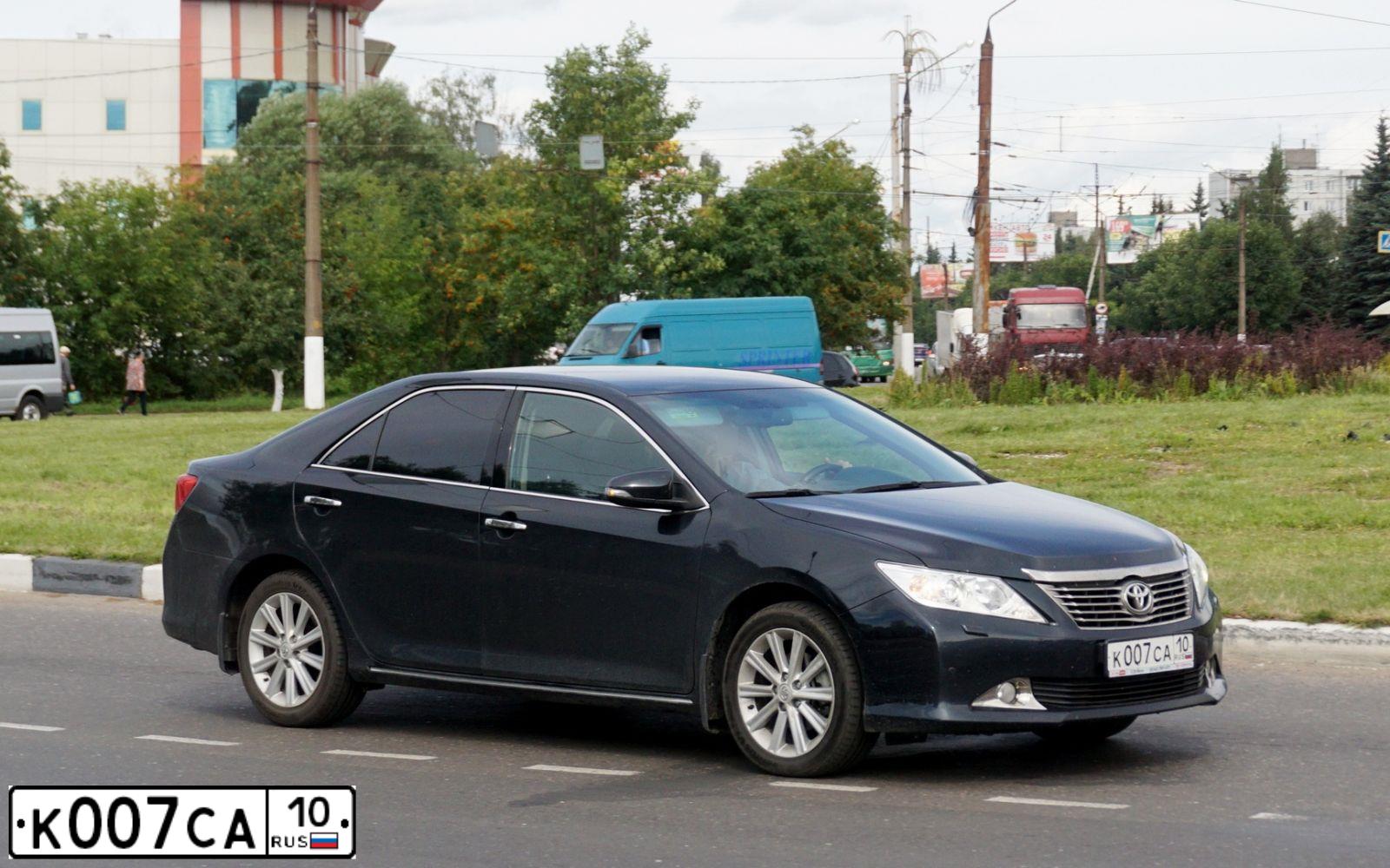 Фото автомобиля TOYOTA CAMRY, 2013 — госномер М358КВ10. Цвет: Темно-серый металлик