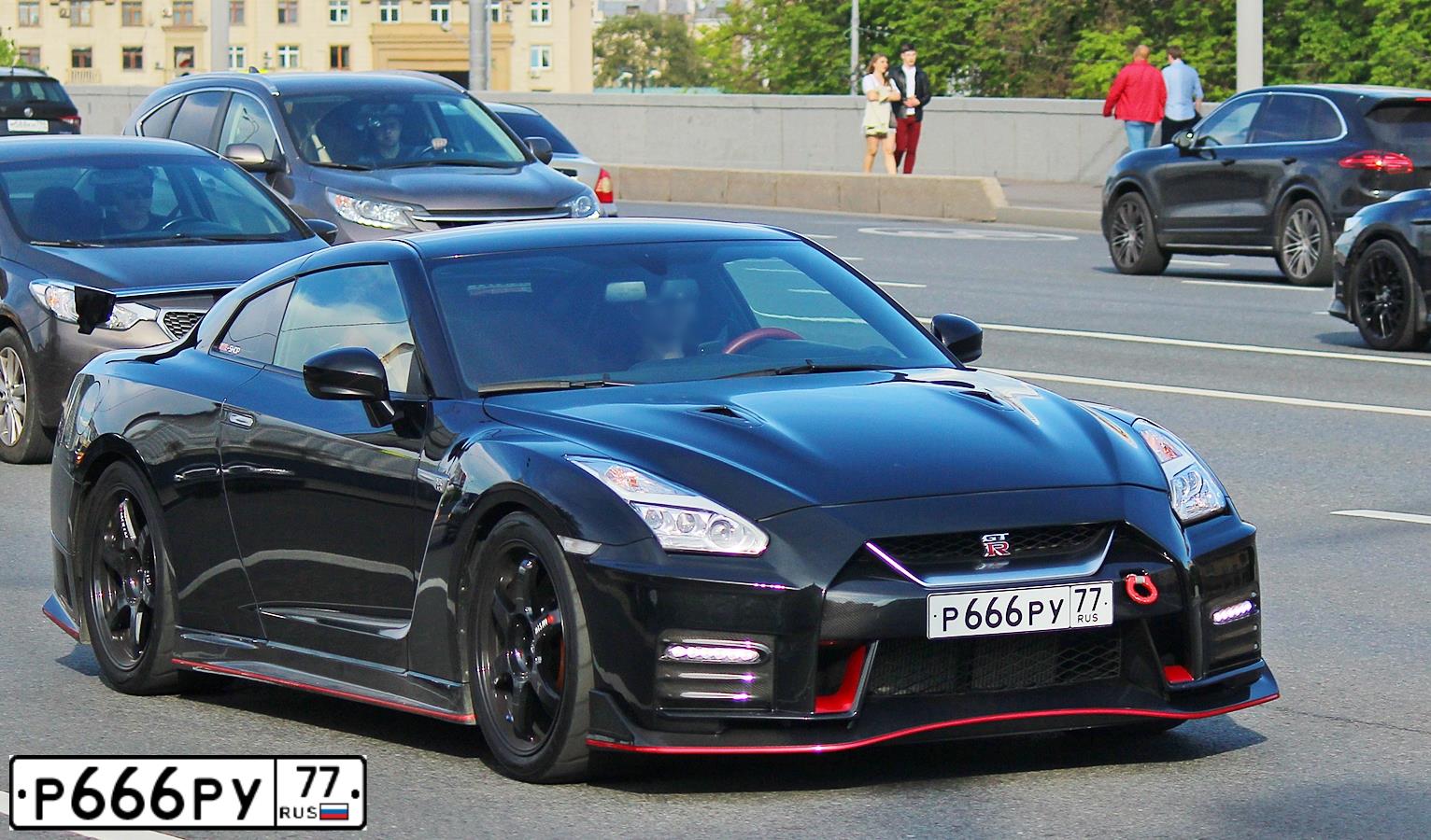 Фото автомобиля NISSAN GT-R, 2016 — госномер Р666РУ77. Цвет: ЧЕРНЫЙ