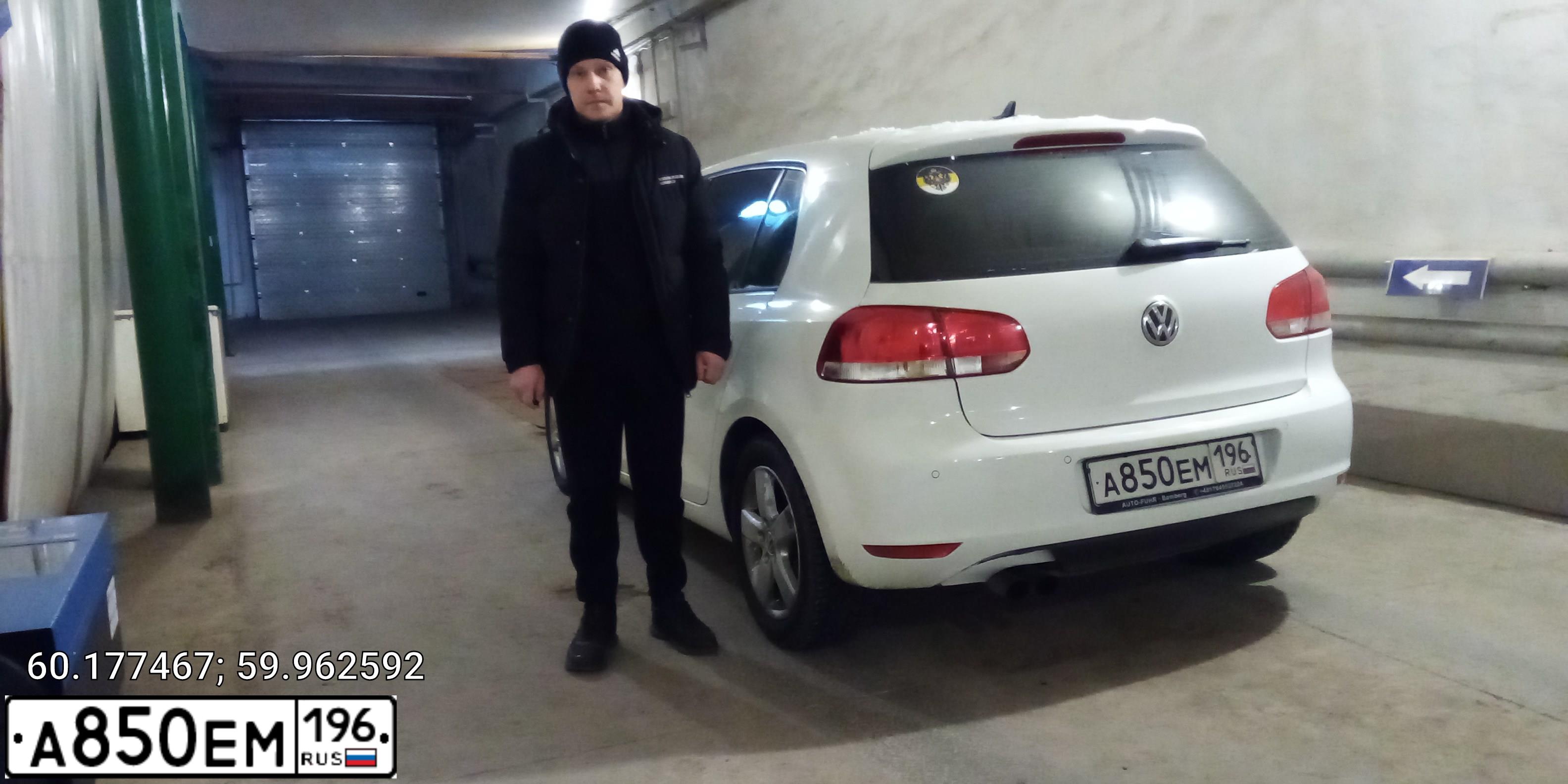 Фото автомобиля VOLKSWAGEN GOLF, 2010 — госномер Е595УУ186. Цвет: Белый