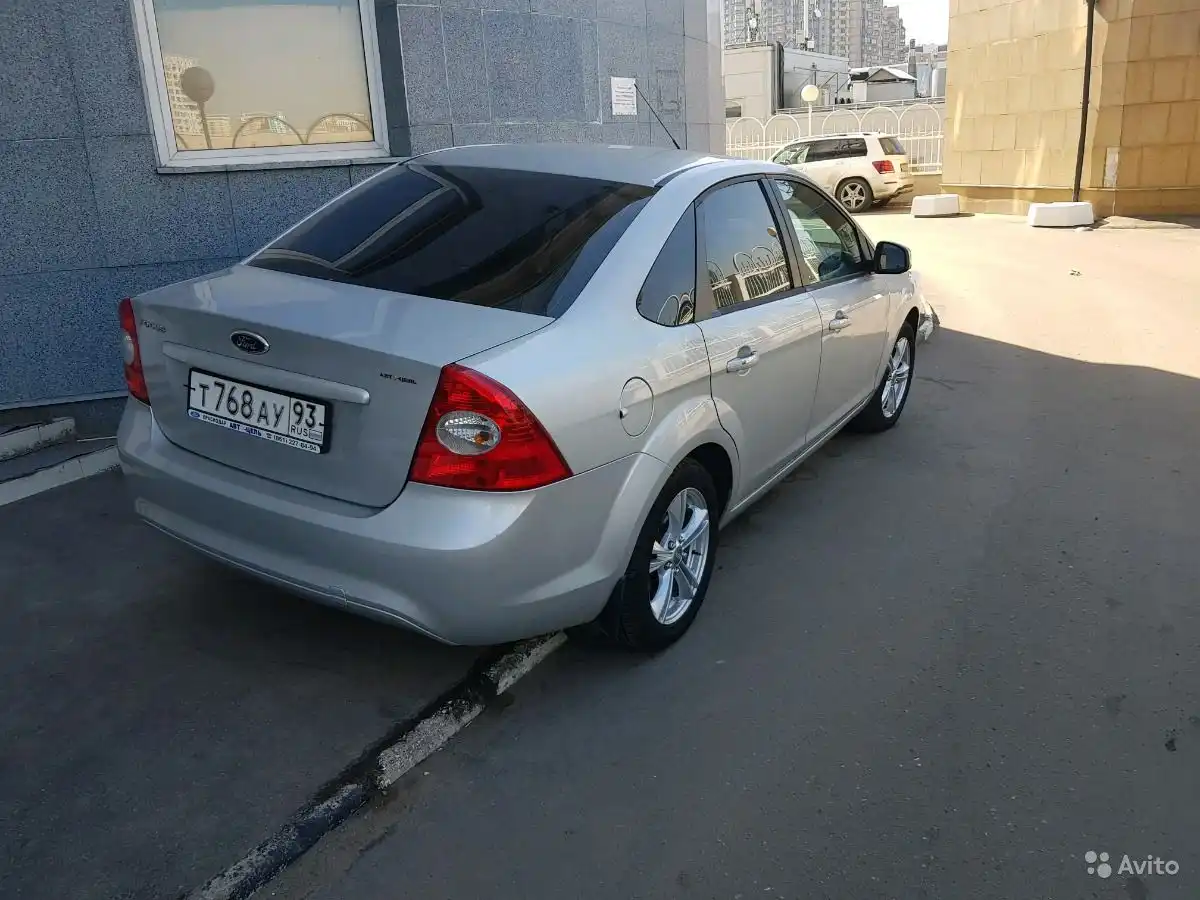 Фото автомобиля FORD FOCUS, 2010 — госномер Н423МУ32. Цвет: Серебристый