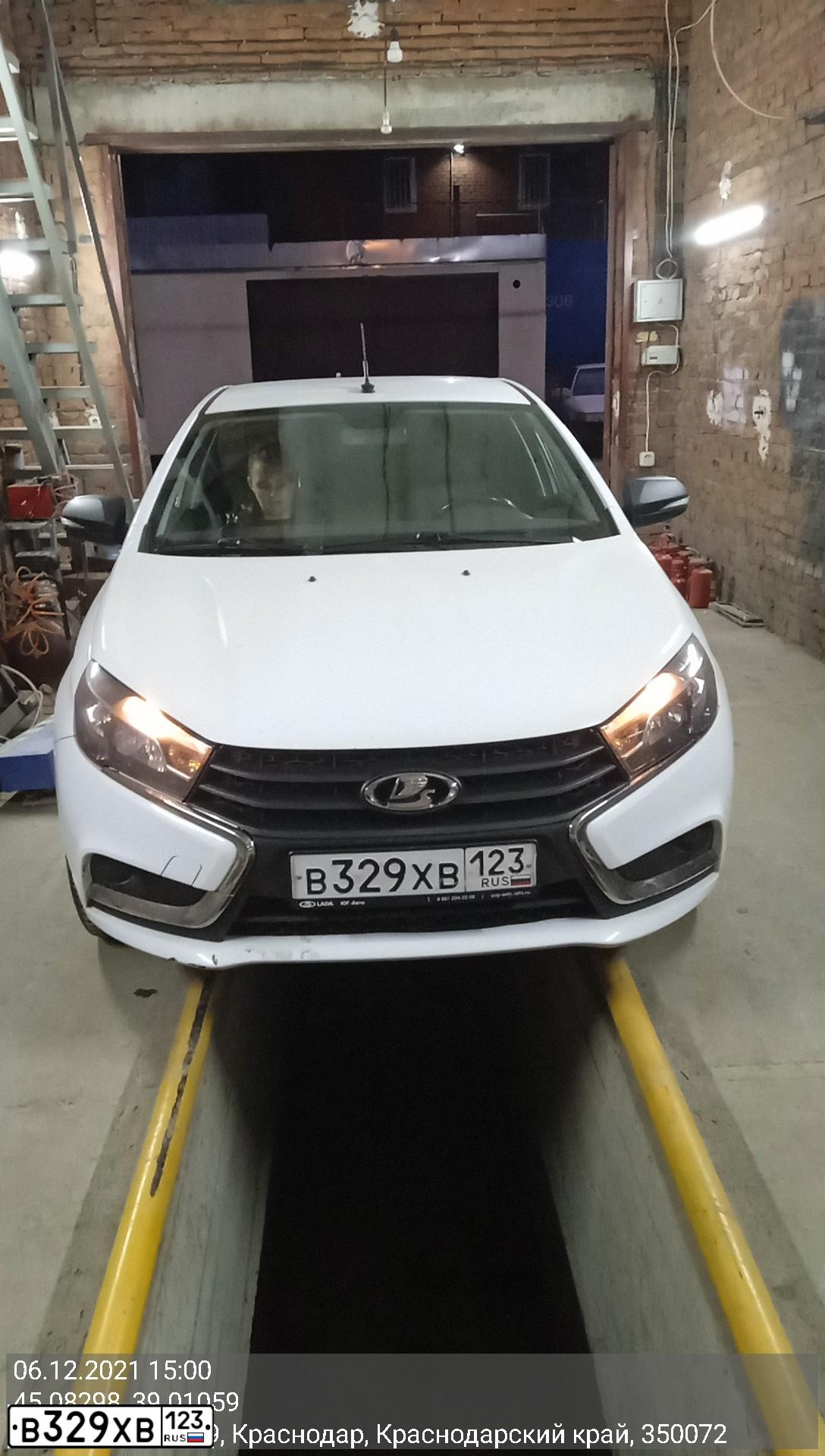 Фото автомобиля LADA VESTA, 2019 — госномер О574ОС193. Цвет: Белый