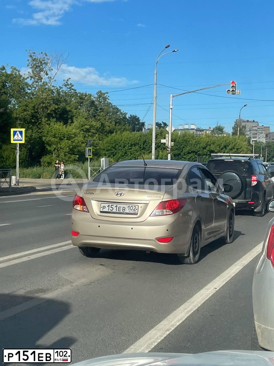 Фото автомобиля HYUNDAI SOLARIS, 2013 — госномер Р151ЕВ102. Цвет: БЕЖЕВО-СЕРЫЙ