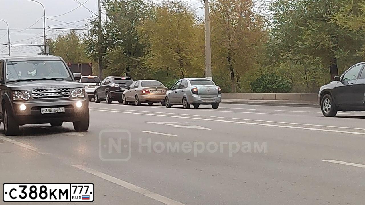 Фото автомобиля GEELY EMGRAND X7, 2014 — госномер С388КМ777. Цвет: СЕРЫЙ