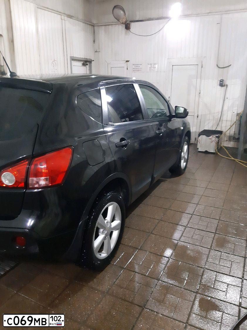 Фото автомобиля NISSAN QASHQAI, 2008 — госномер О327ЕР102. Цвет: ЧЕРНЫЙ