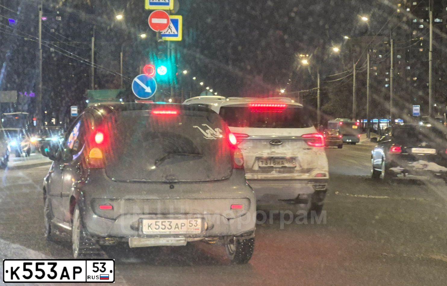 Фото автомобиля PEUGEOT 107, 2008 — госномер К553АР53. Цвет: ЧЕРНЫЙ