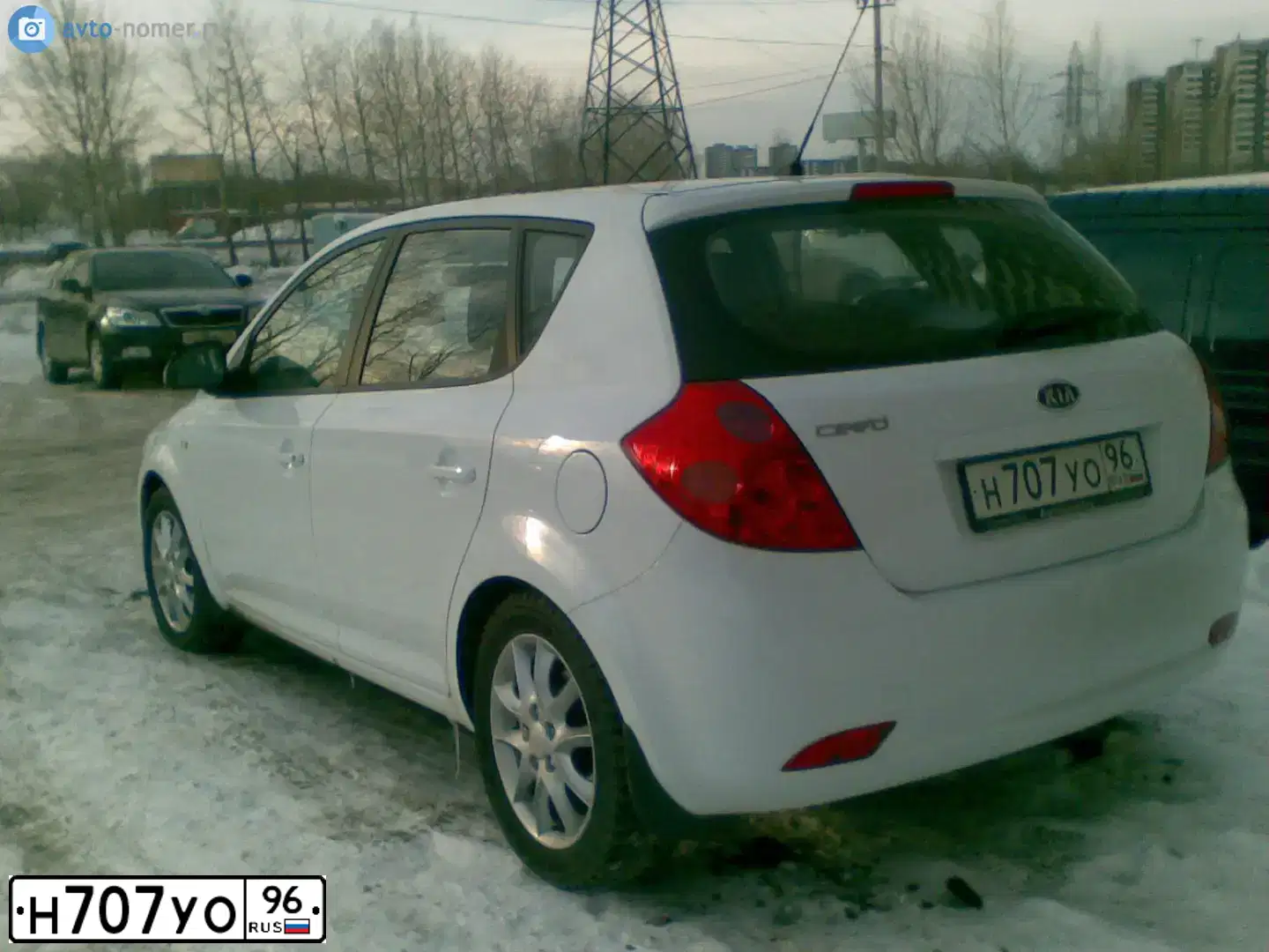 Фото автомобиля KIA CEE'D, 2009 — госномер Н707УО96. Цвет: БЕЛЫЙ