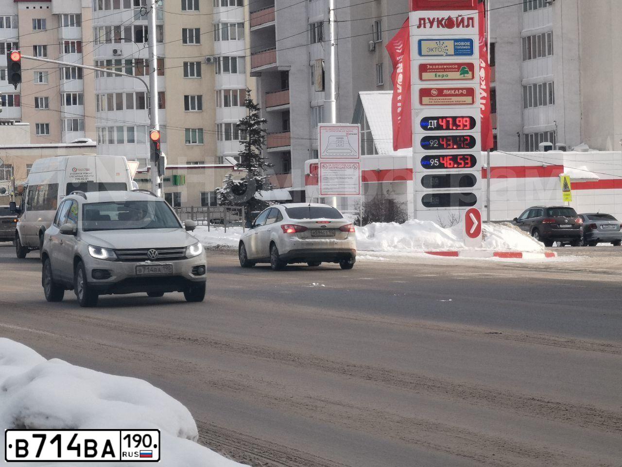 Фото автомобиля VOLKSWAGEN TIGUAN, 2013 — госномер В217СЕ702. Цвет: Серебристо-Желтый