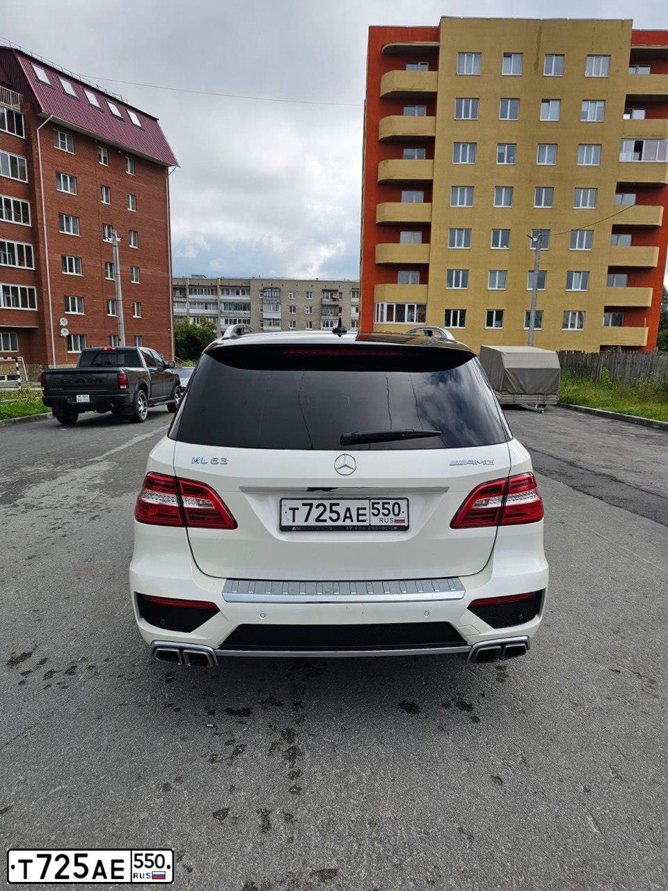Фото автомобиля MERCEDES M-KLASSE, 2013 — госномер Т725АЕ550. Цвет: Белый