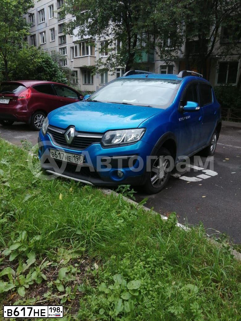 Фото автомобиля RENAULT SANDERO, 2015 — госномер В617НЕ198. Цвет: СВЕТЛО-СИНИЙ