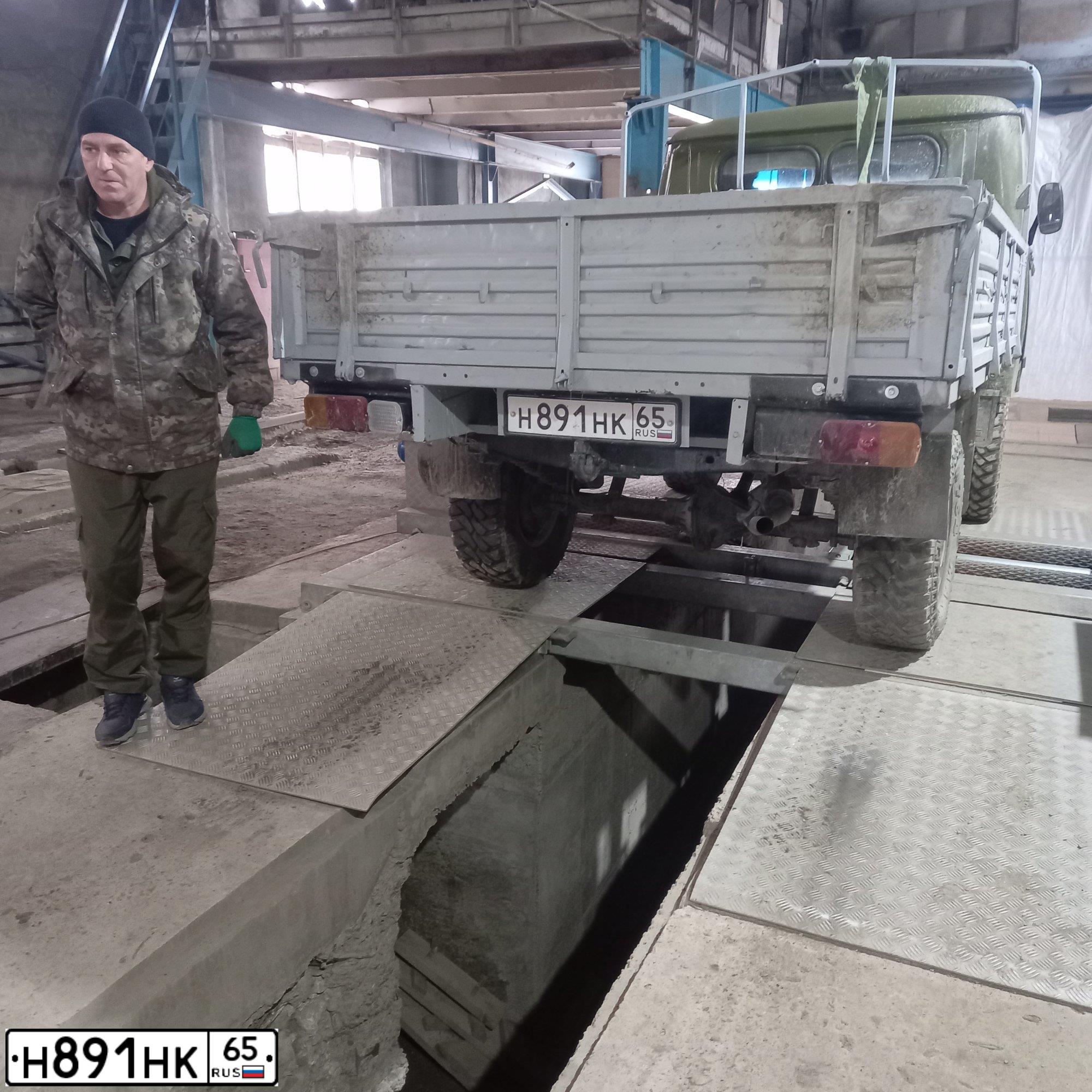 Фото автомобиля UAZ 3303, 1991 — госномер М818ВМ65. Цвет: Хаки