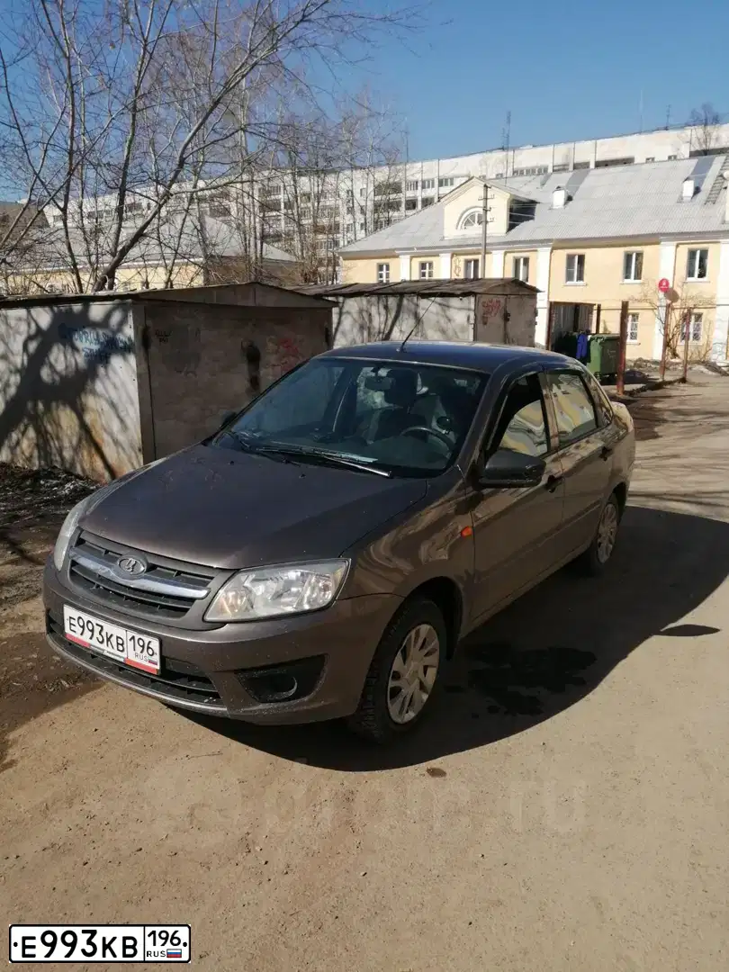Фото автомобиля LADA 2190 GRANTA, 2015 — госномер Е993КВ196. Цвет: Золотисто-коричневый