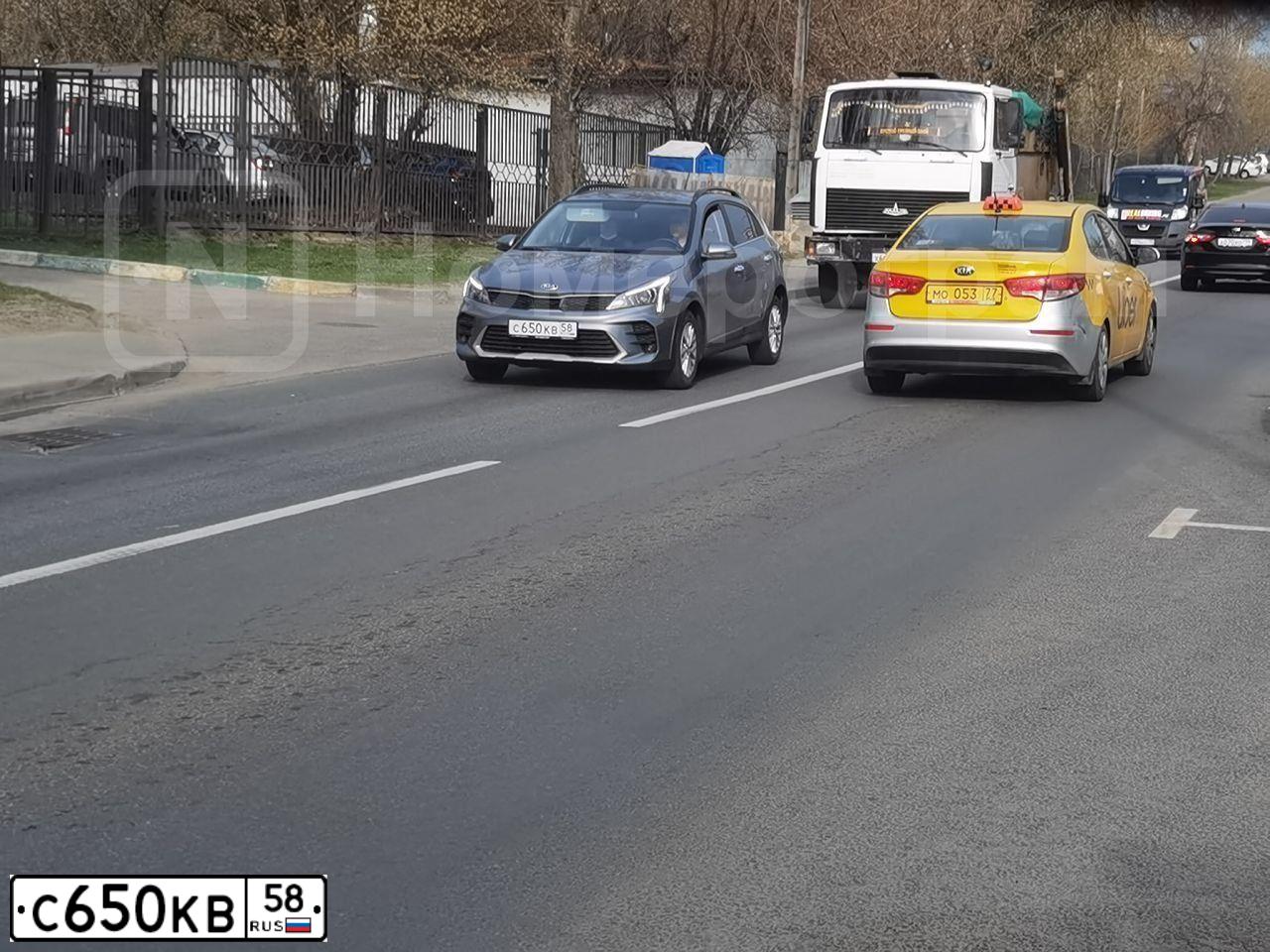 Фото автомобиля KIA RIO, 2021 — госномер Р143МС136. Цвет: СЕРЫЙ