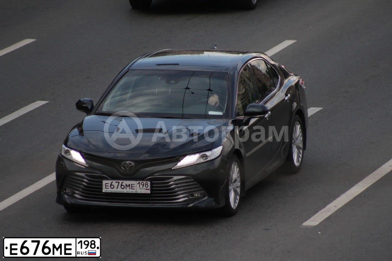 Фото автомобиля TOYOTA CAMRY, 2019 — госномер Е676МЕ198. Цвет: ТЕМНО-СИНИЙ МЕТАЛЛИК