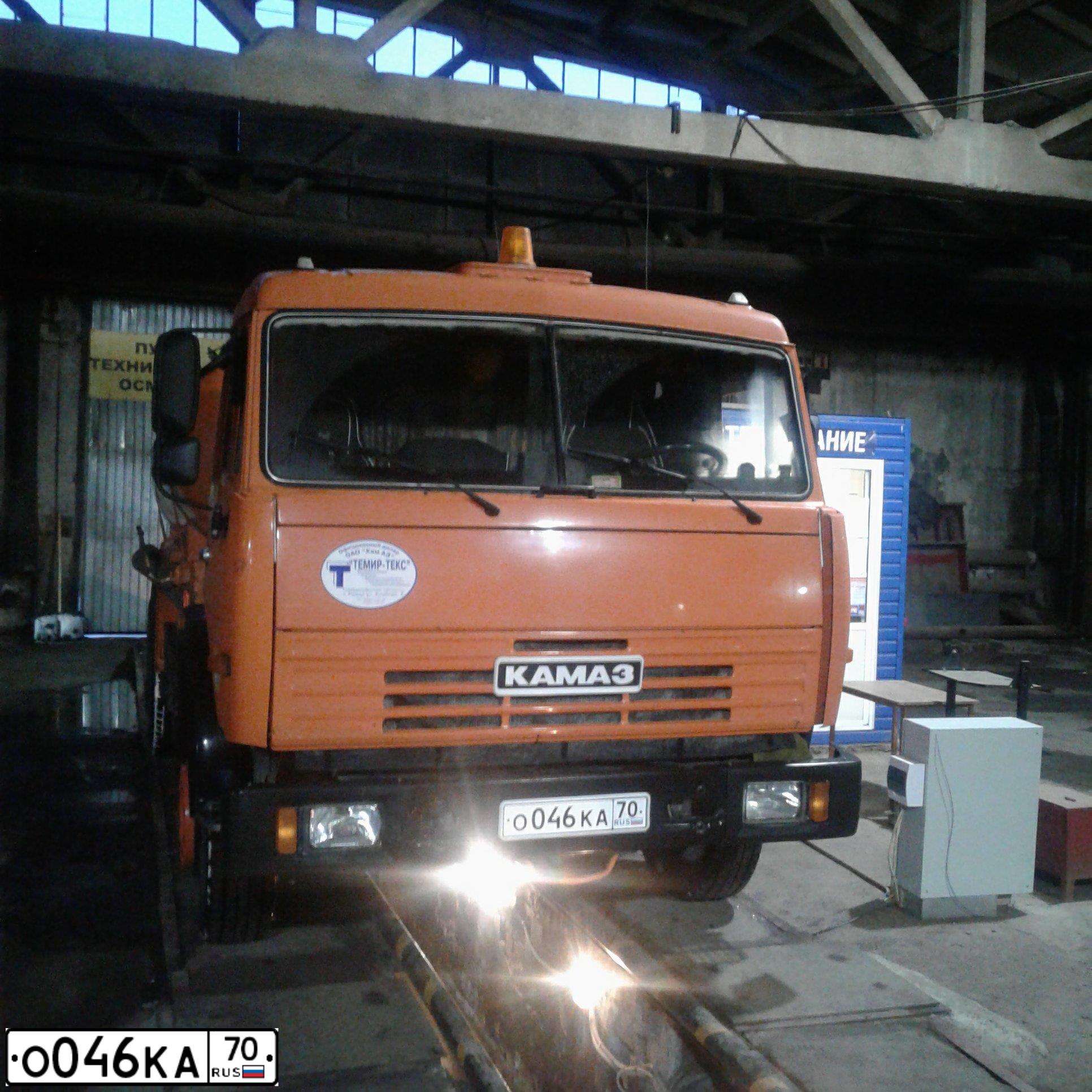 Фото автомобиля KAMAZ 53215 /6X4/, 2003 — госномер О046КА70. Цвет: ОРАНЖЕВЫЙ