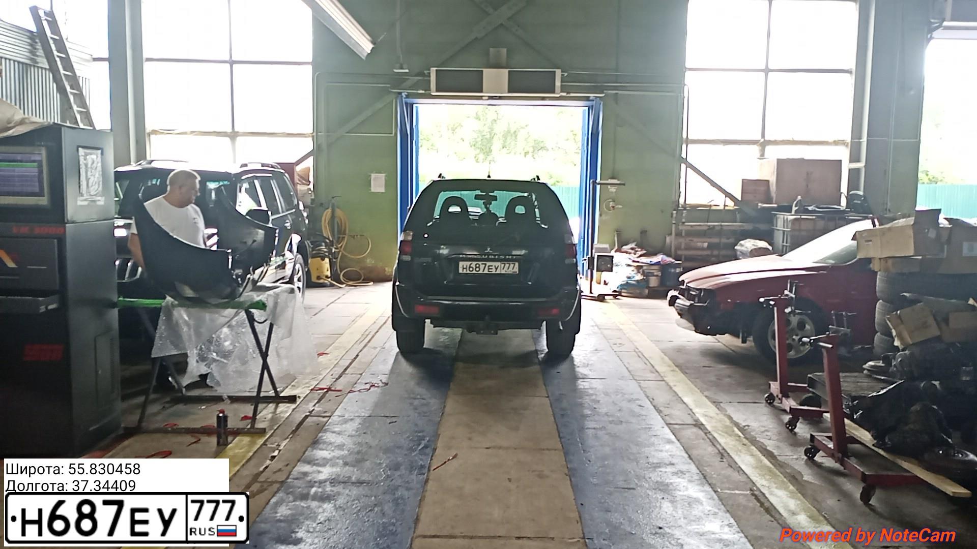 Фото автомобиля BMW X5, 2004 — госномер Н228РН190. Цвет: БЕЛО - СЕРЫЙ