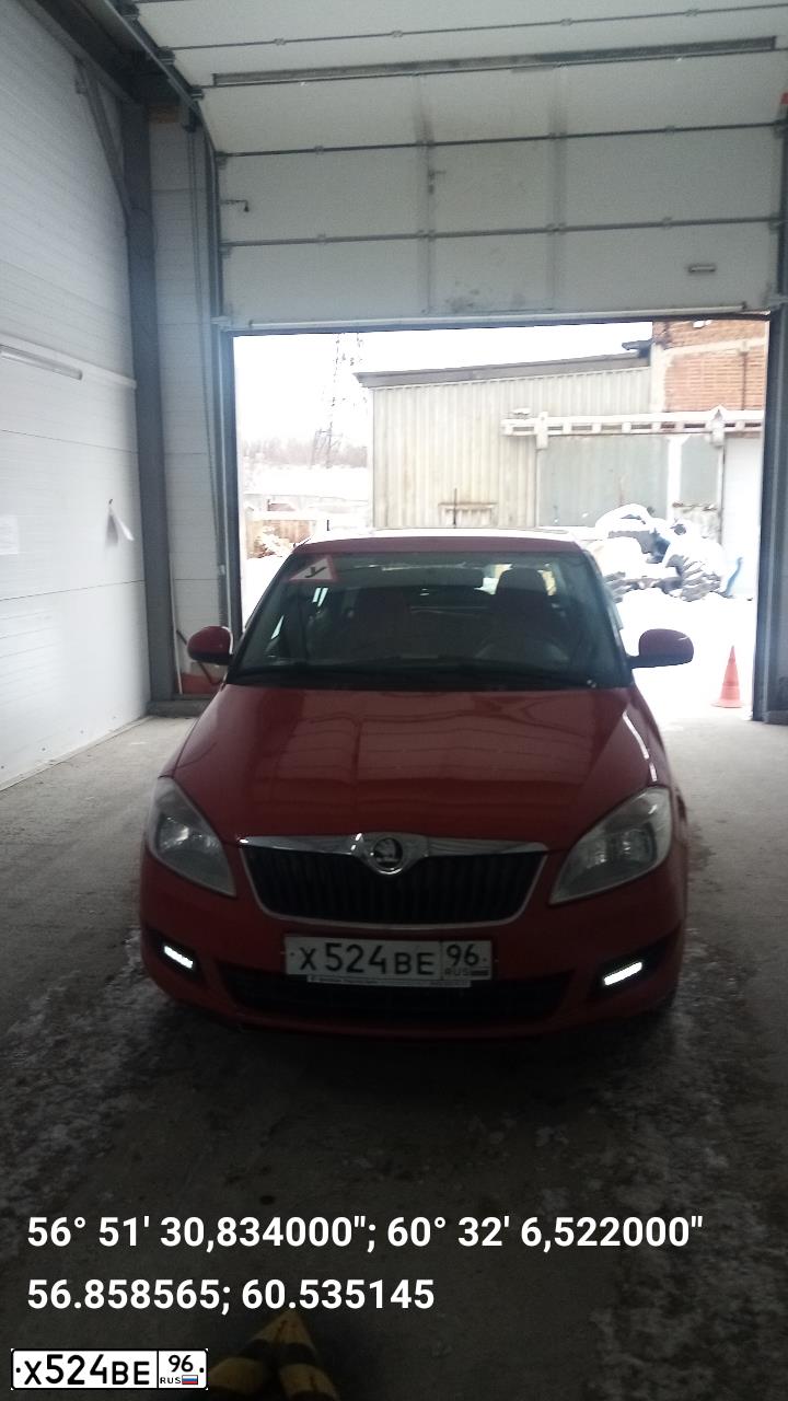 Фото автомобиля SKODA FABIA, 2013 — госномер Х524ВЕ96. Цвет: Красный