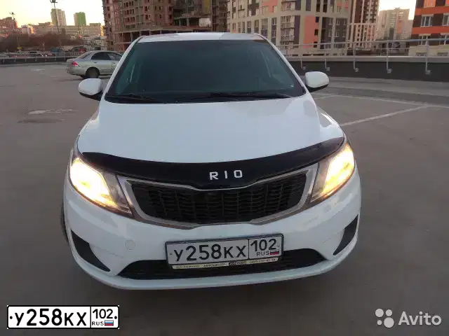 Фото автомобиля KIA RIO, 2012 — госномер Р202КА116. Цвет: Белый