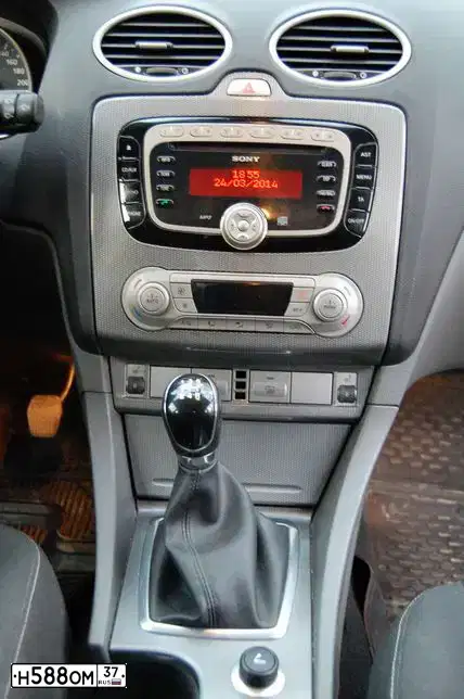 Фото автомобиля FORD FOCUS, 2010 — госномер Н588ОМ37. Цвет: КРАСНЫЙ