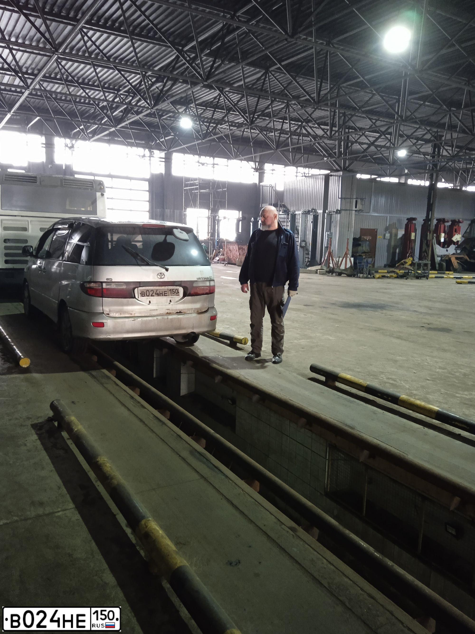 Фото автомобиля TOYOTA ESTIMA, 2001 — госномер В024НЕ150