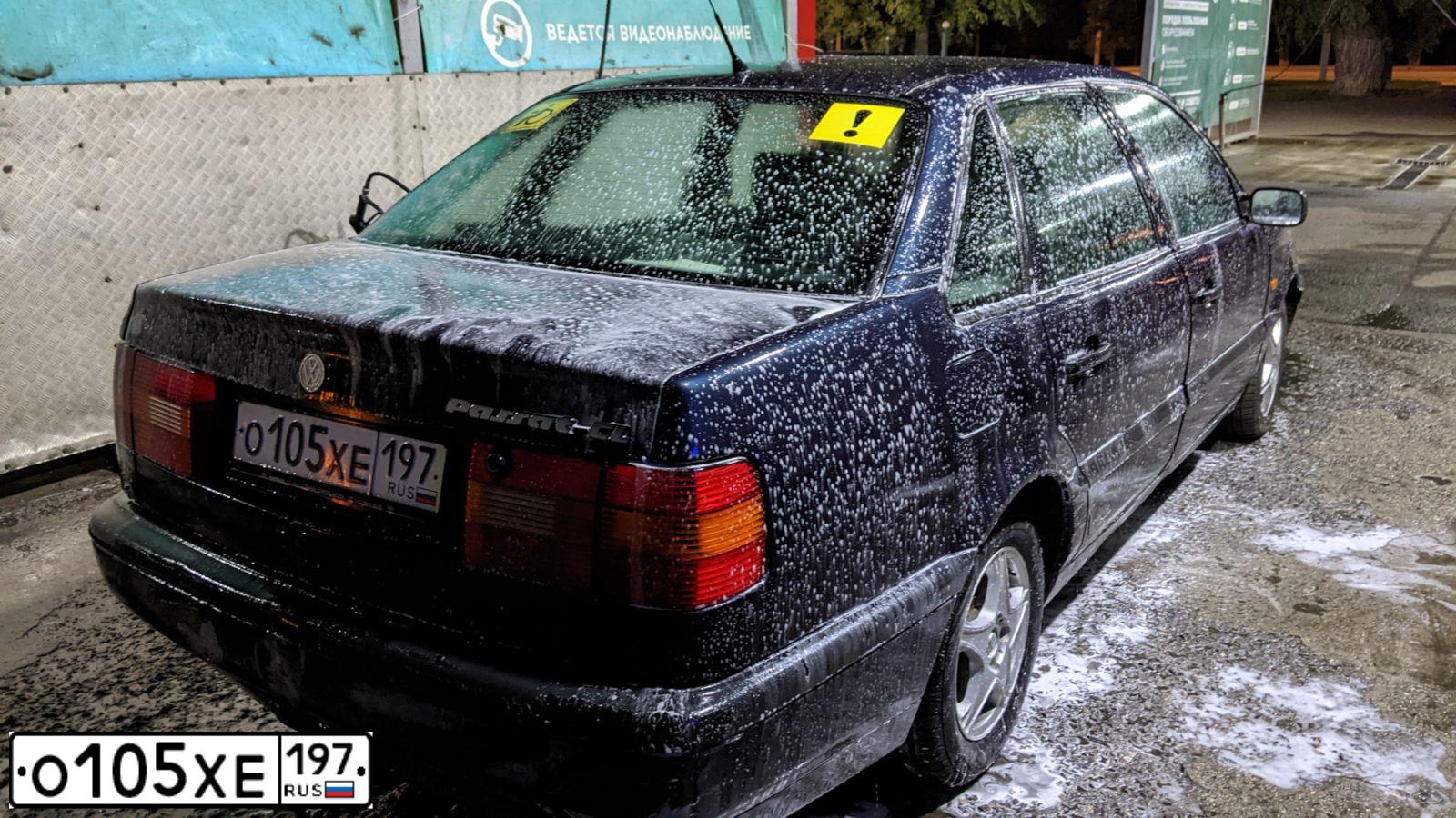 Фото автомобиля VOLKSWAGEN PASSAT, 1995 — госномер О105ХЕ197. Цвет: СИНИЙ