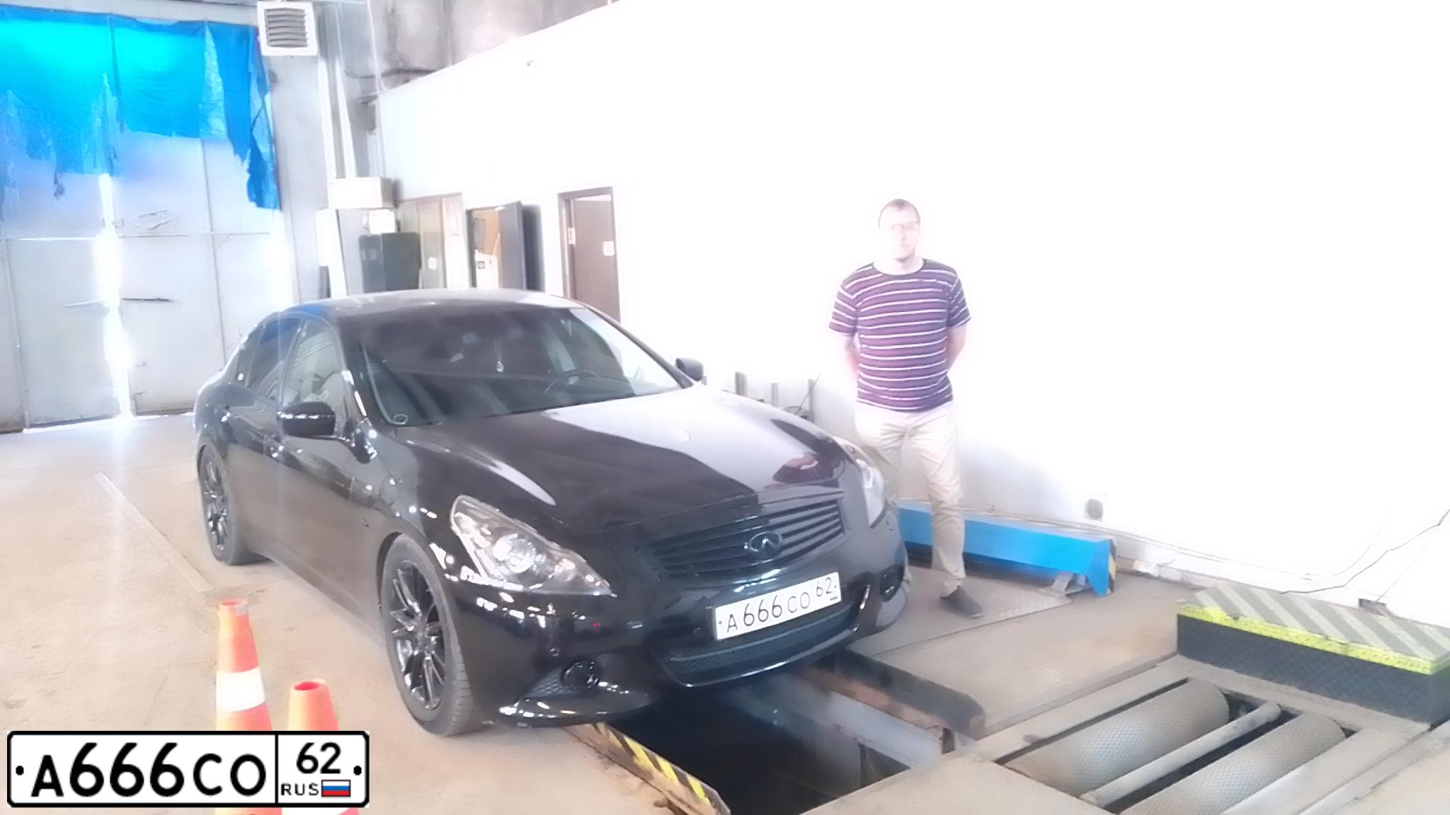 Фото автомобиля INFINITI I G, 2010 — госномер М555КА26. Цвет: ЧЕРНЫЙ
