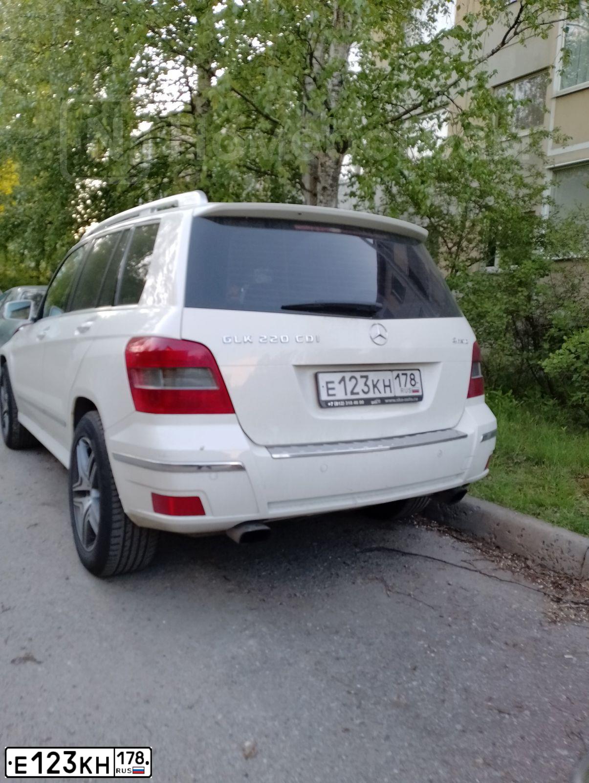 Фото автомобиля MERCEDES GLK-KLASSE, 2011 — госномер Е123КН178. Цвет: Белый