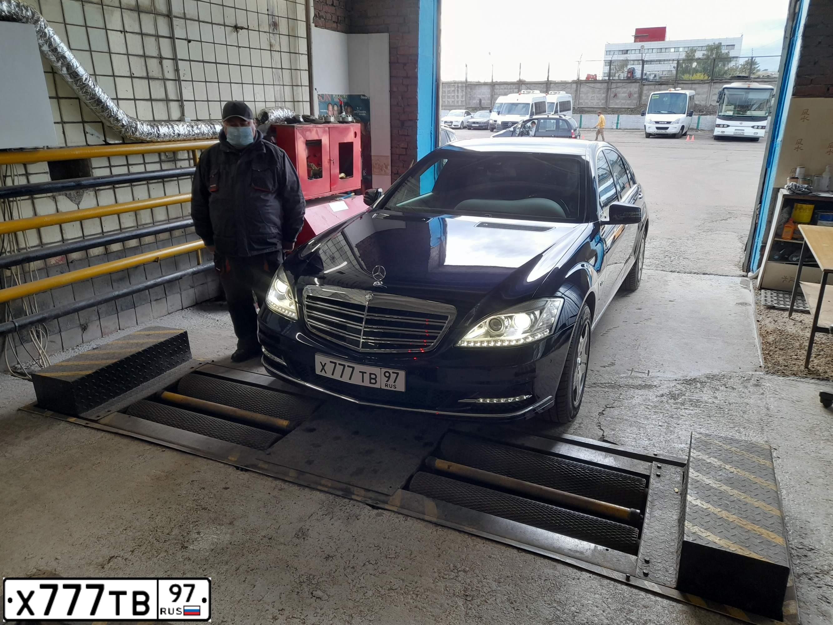 Фото автомобиля MERCEDES S-KLASSE, 2007 — госномер Т211ВТ196. Цвет: ЧЕРНЫЙ