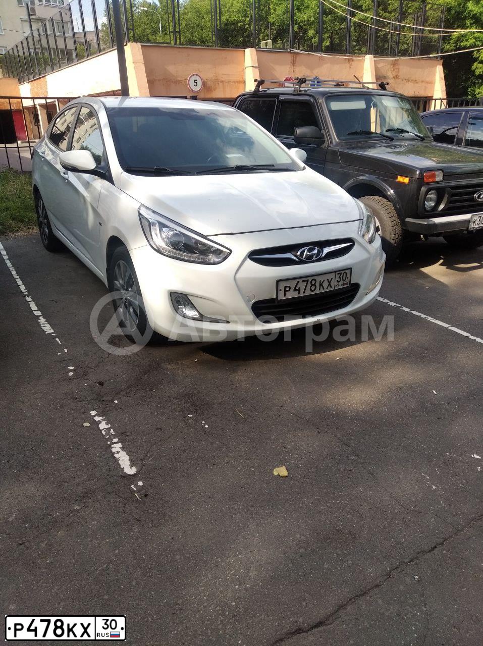 Фото автомобиля HYUNDAI SOLARIS, 2013 — госномер Р478КХ30. Цвет: БЕЛЫЙ