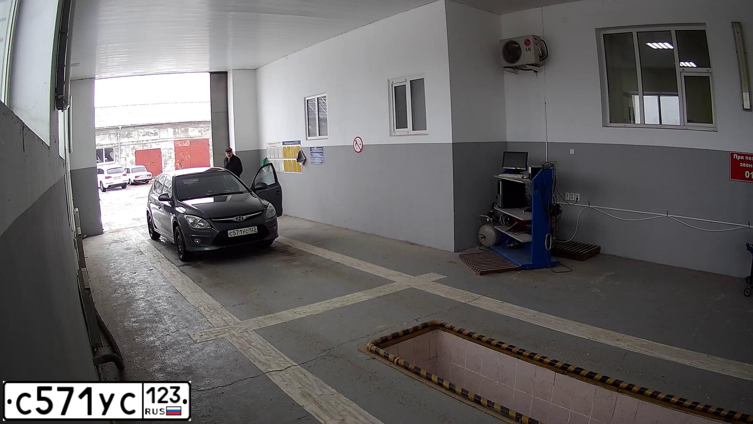 Фото автомобиля HYUNDAI I30, 2010 — госномер О086ЕО50. Цвет: СЕРЫЙ