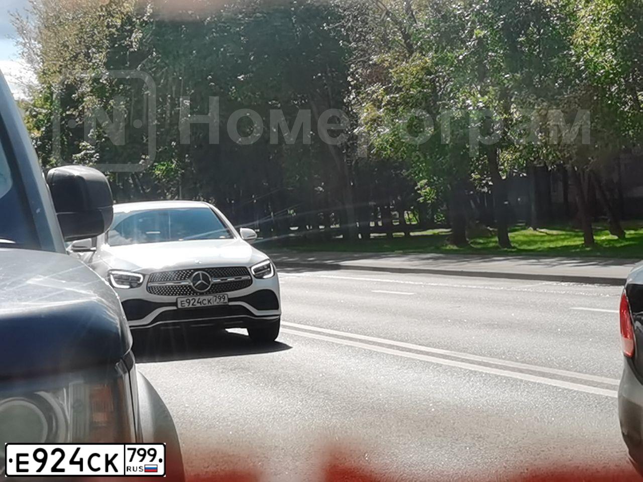 Фото автомобиля MERCEDES GLC-KLASSE, 2019 — госномер Е924СК799. Цвет: БЕЛЫЙ