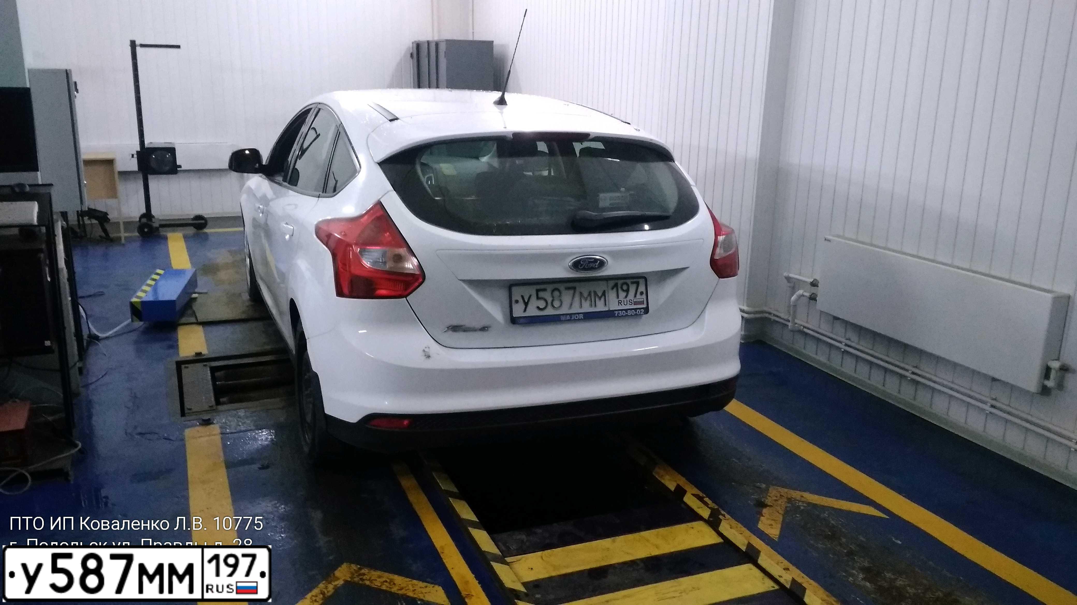 Фото автомобиля FORD FOCUS, 2012 — госномер У587ММ197. Цвет: БЕЛЫЙ