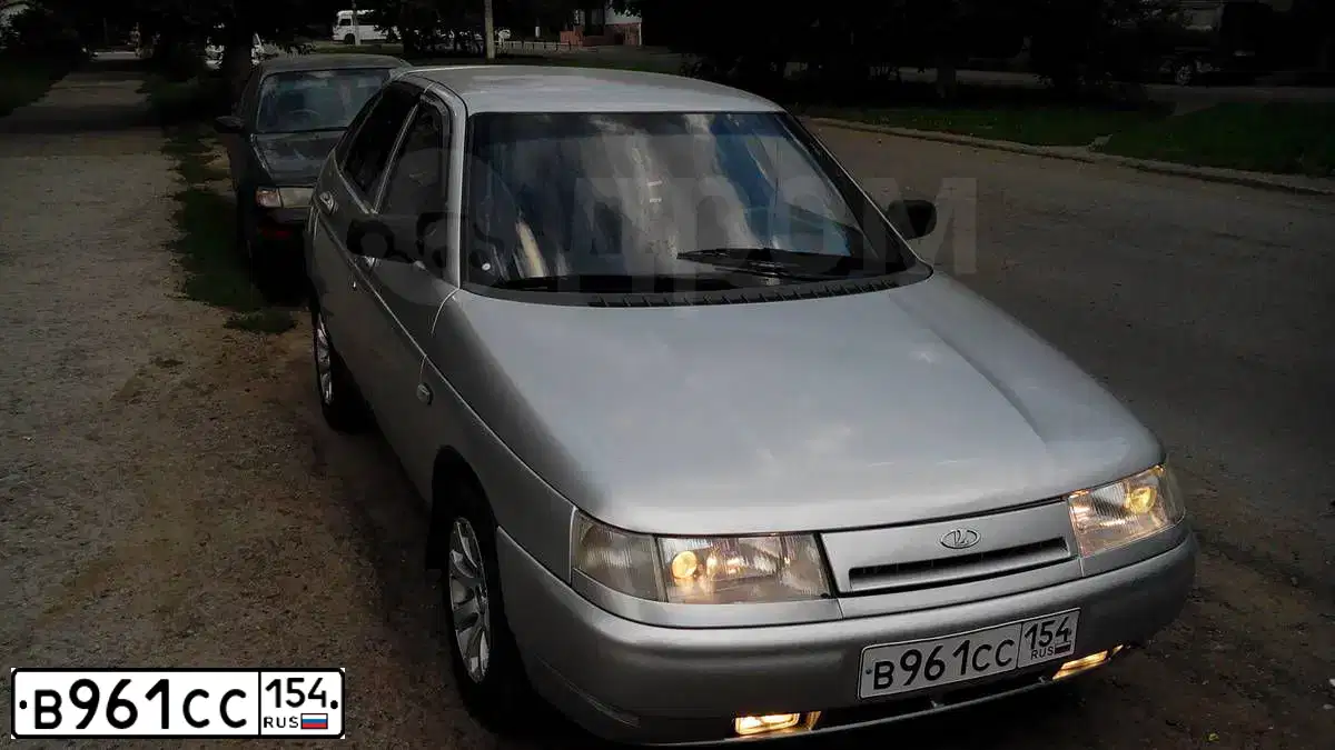 Фото автомобиля LADA 2112, 2002 — госномер В961СС154. Цвет: СВЕТЛО-СЕРЕБРИСТЫЙ МЕТАЛЛ