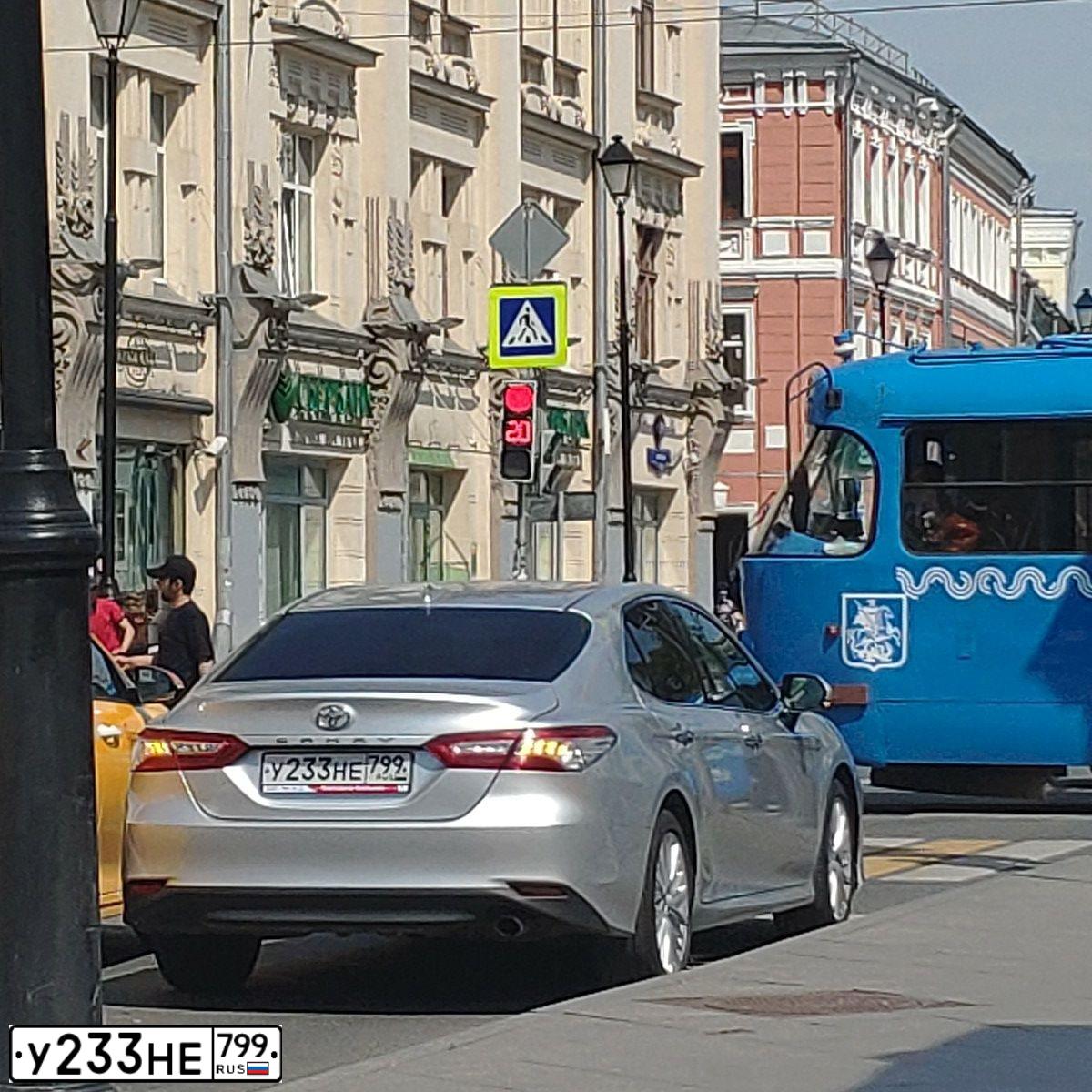 Фото автомобиля TOYOTA CAMRY, 2018 — госномер У233НЕ799. Цвет: СЕРЕБРИСТЫЙ МЕТАЛИК