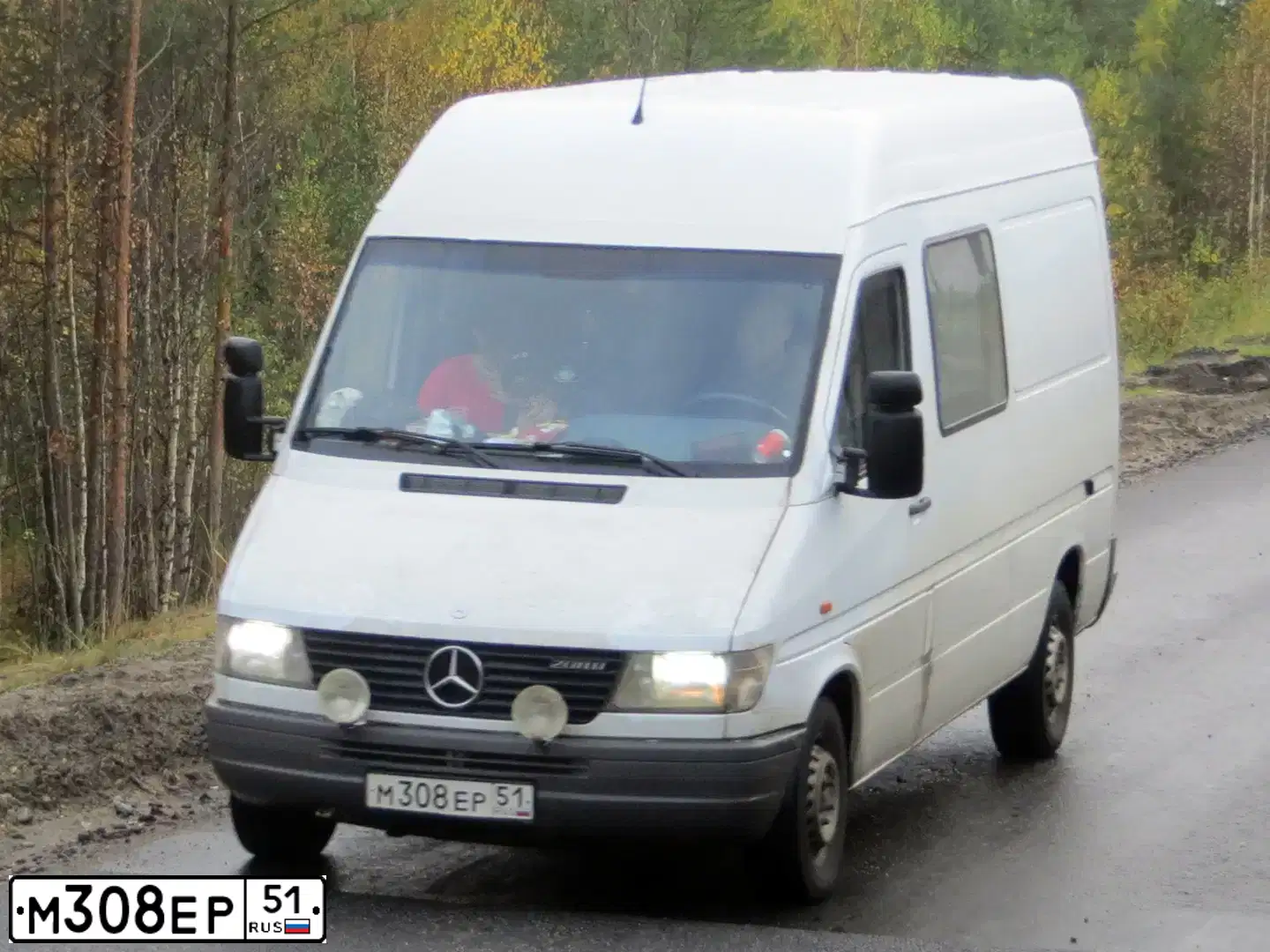 Фото автомобиля MERCEDES SPRINTER, 1999 — госномер М308ЕР51. Цвет: БЕЛЫЙ