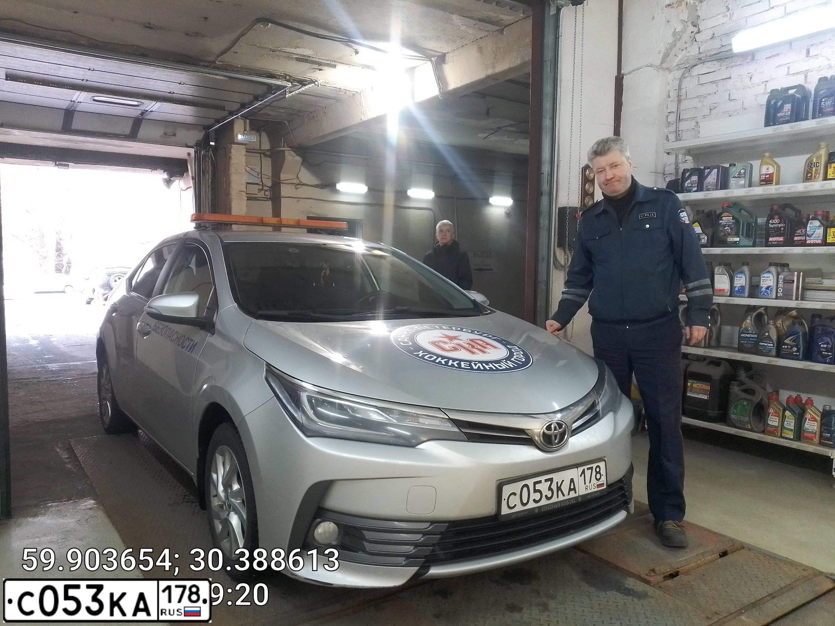 Фото автомобиля TOYOTA COROLLA, 2016 — госномер С043КА198. Цвет: Серебристый