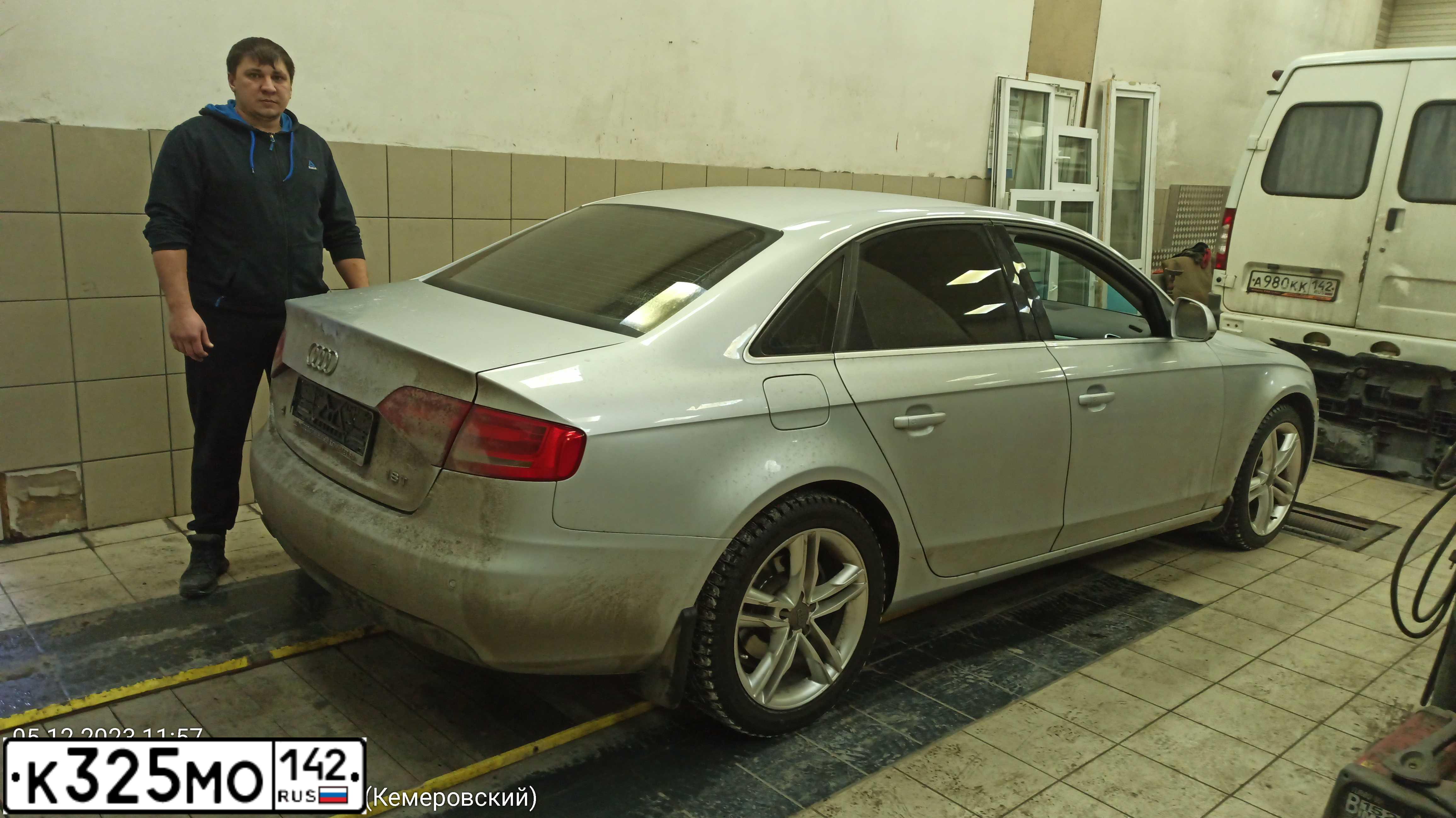 Фото автомобиля AUDI A4, 2009 — госномер В126ЕМ323. Цвет: СЕРЕБРИСТЫЙ
