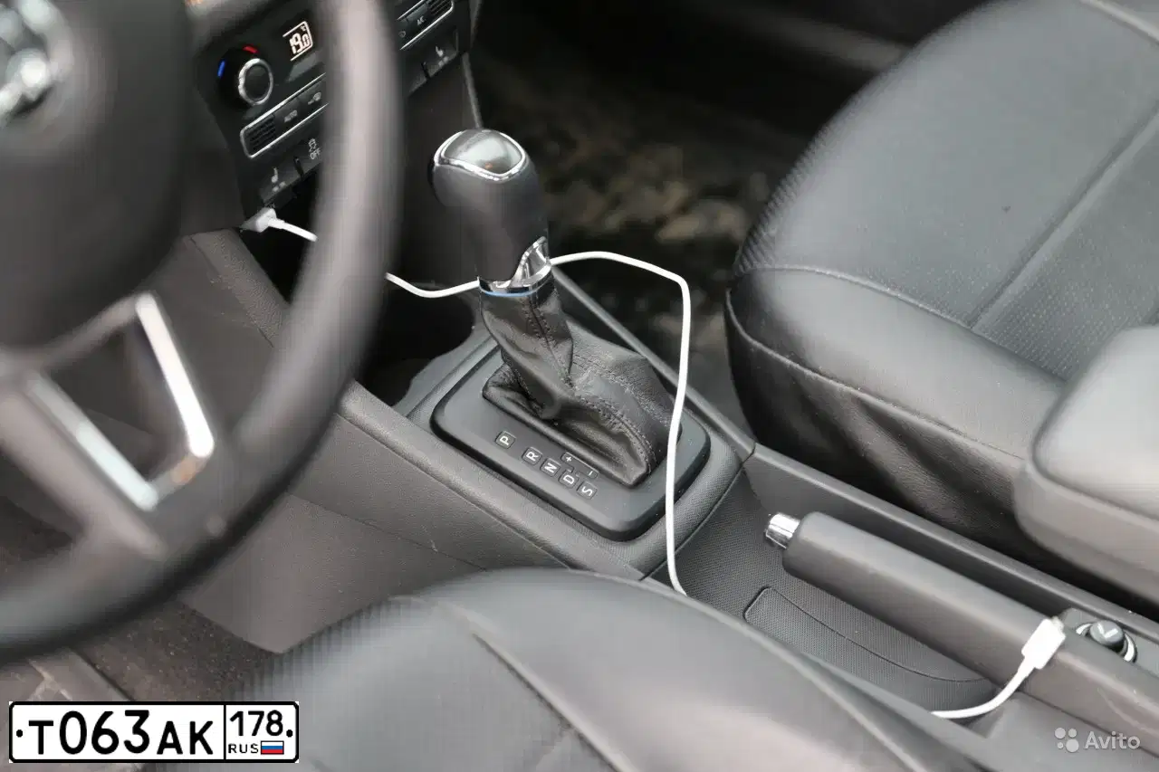 Фото автомобиля SKODA RAPID, 2014 — госномер Т063АК178. Цвет: Белый