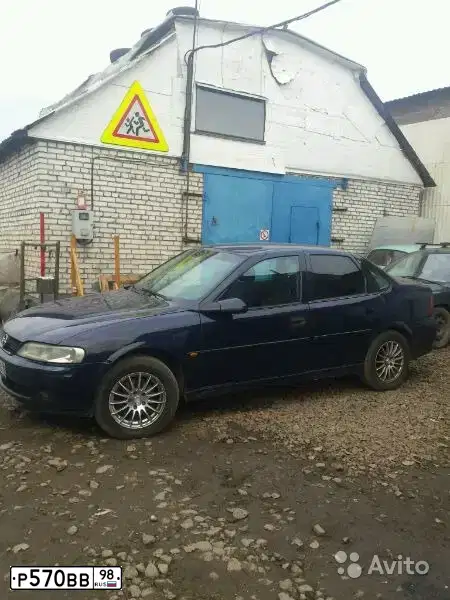 Фото автомобиля OPEL VECTRA, 1999 — госномер Т183СУ60. Цвет: синий