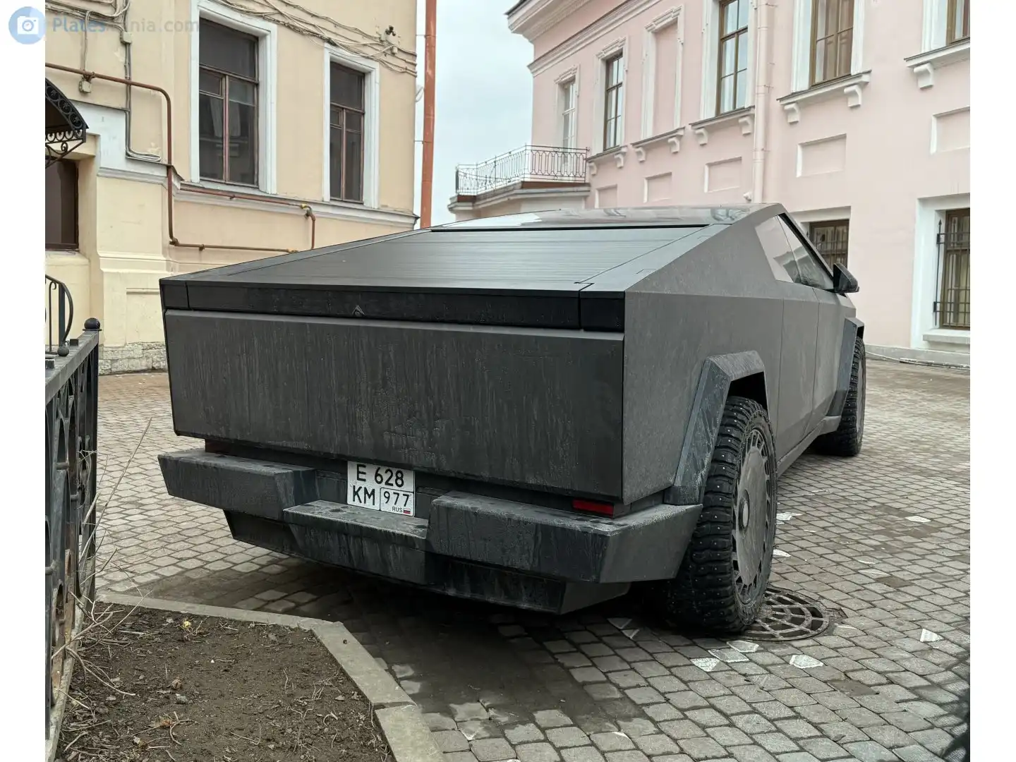 Фото автомобиля TESLA БЕЗ МОДЕЛИ СУВЕRТRUСК, 2024 — госномер Е628КМ977. Цвет: СЕРЫЙ