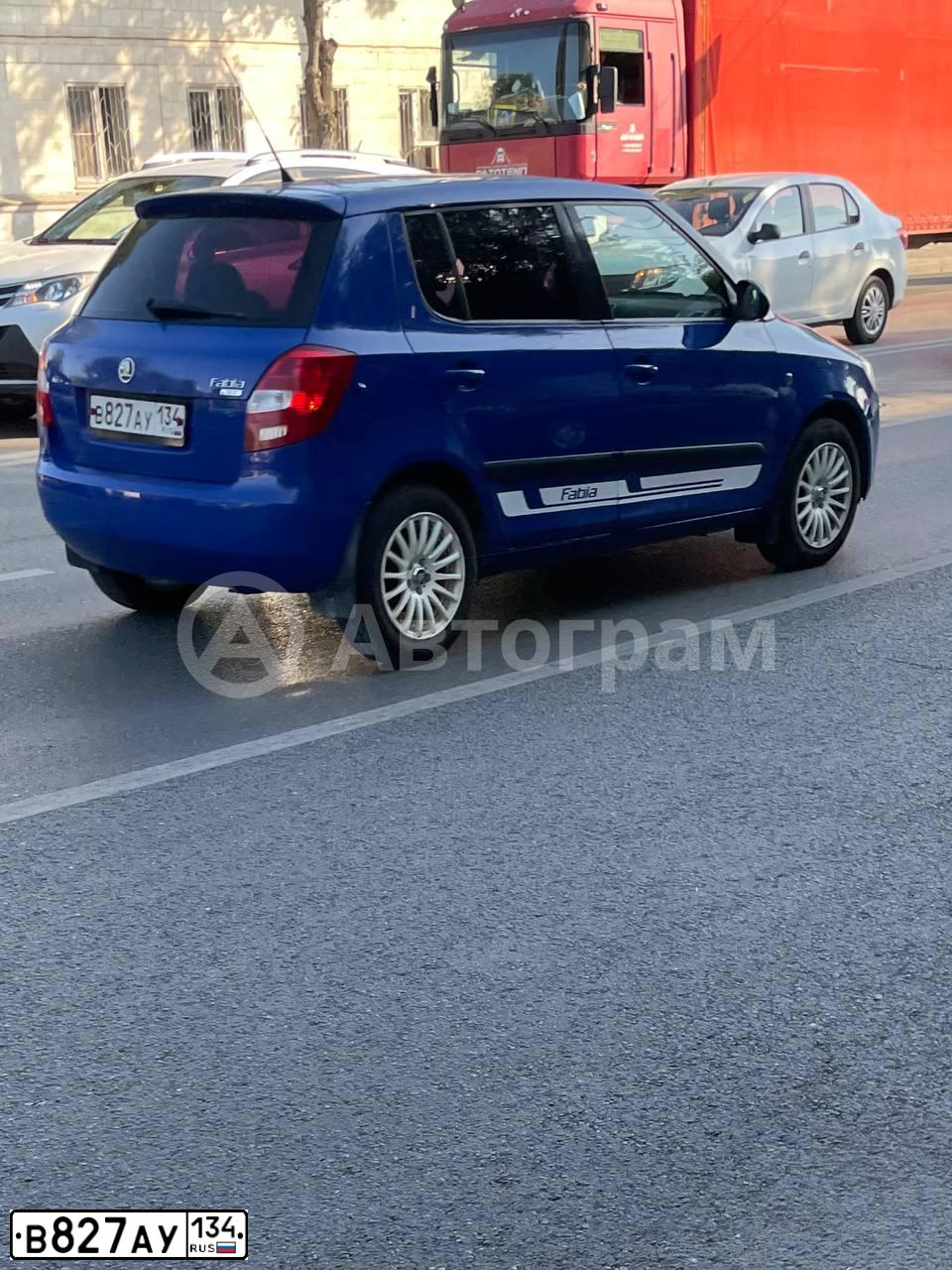 Фото автомобиля SKODA FABIA, 2009 — госномер В827АУ134. Цвет: СИНИЙ