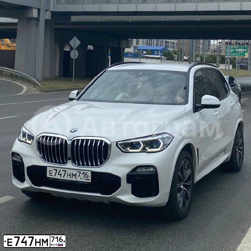 Фото автомобиля BMW X5 XDRIVE30D, 2020 — госномер Е747НМ716. Цвет: Белый