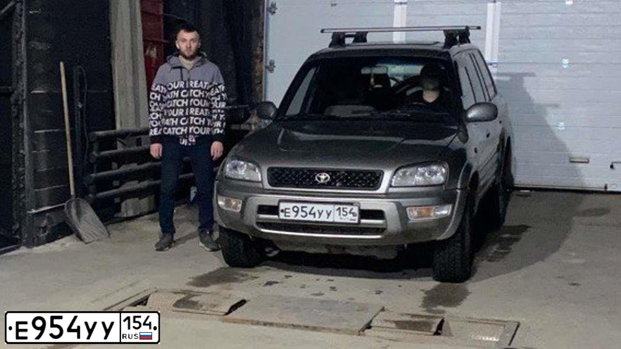 Фото автомобиля TOYOTA RAV4, 2000 — госномер Е350КХ04. Цвет: Серебристый