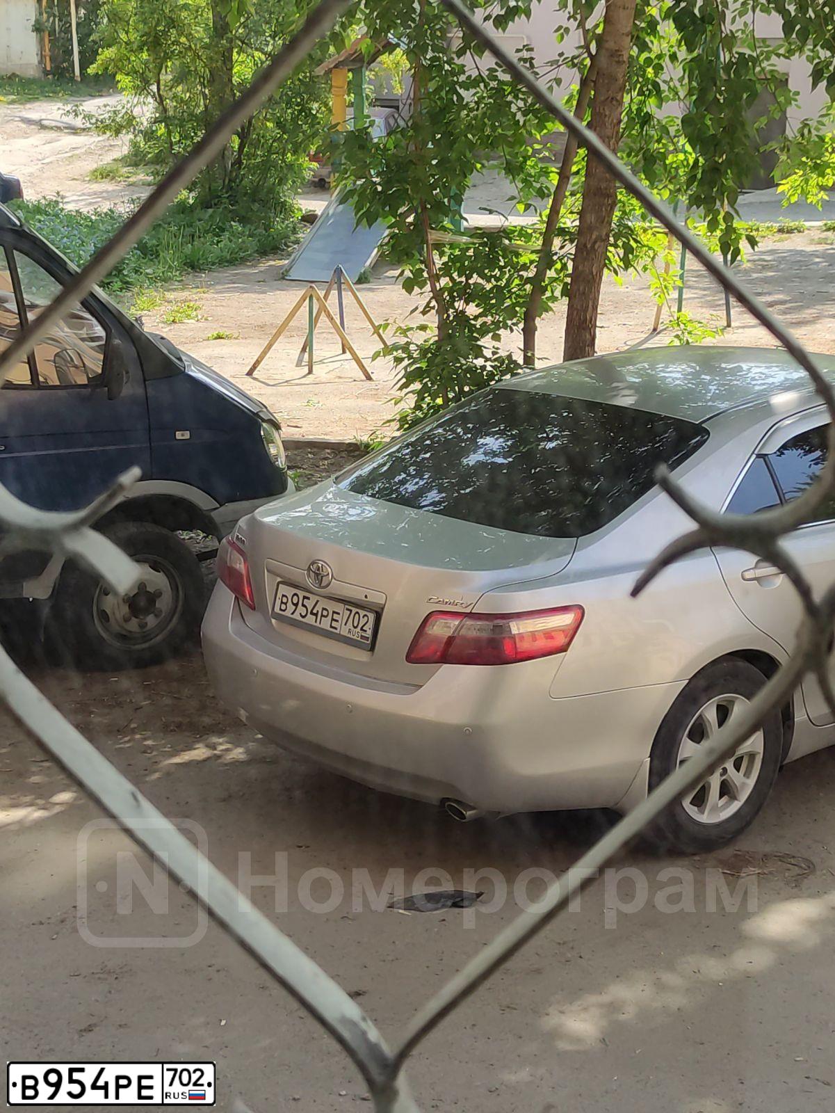 Фото автомобиля TOYOTA CAMRY, 2010 — госномер В954РЕ702. Цвет: СЕРЕБРИСТЫЙ МЕТАЛЛИК