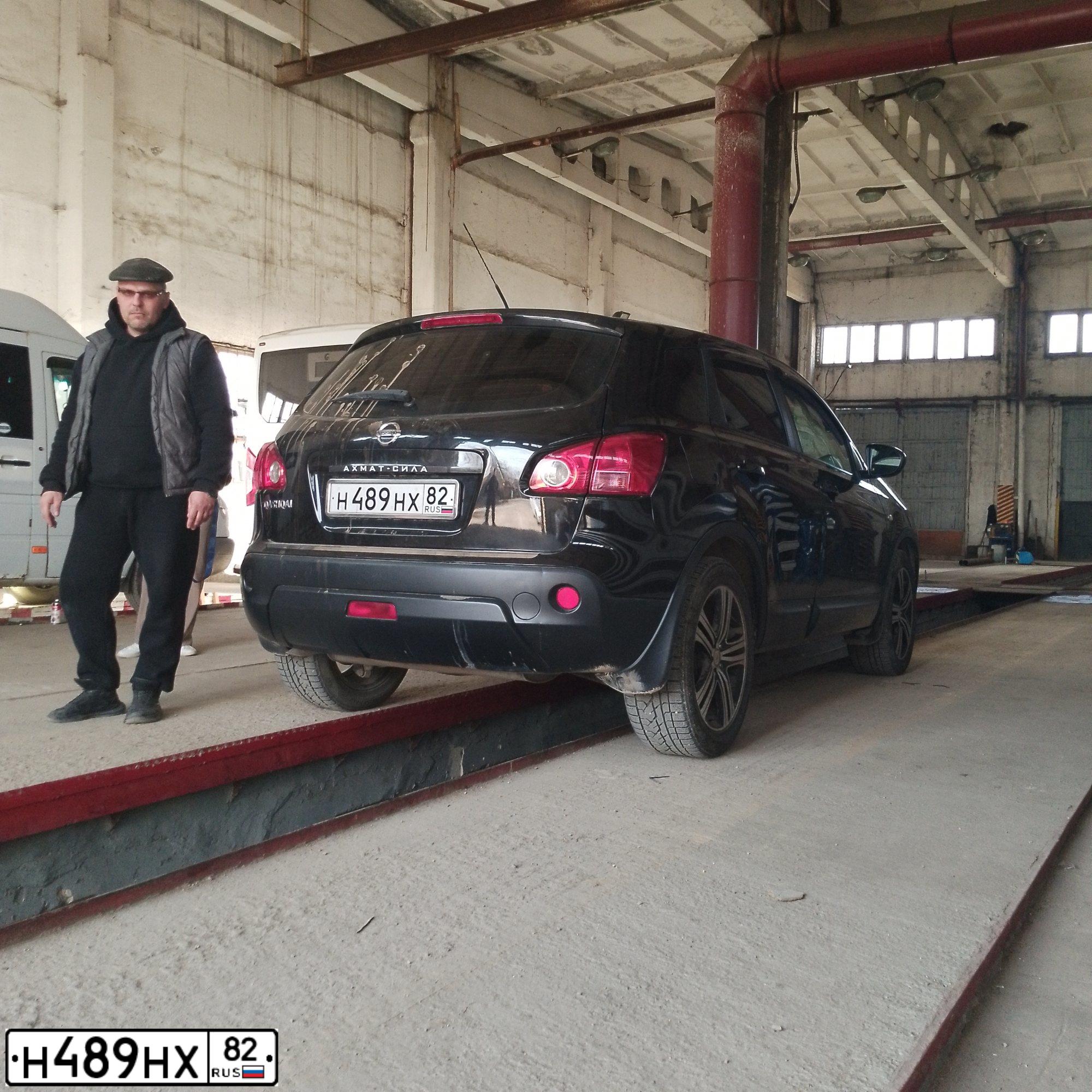 Фото автомобиля NISSAN QASHQAI, 2007 — госномер В112СС64. Цвет: ЧЕРНЫЙ