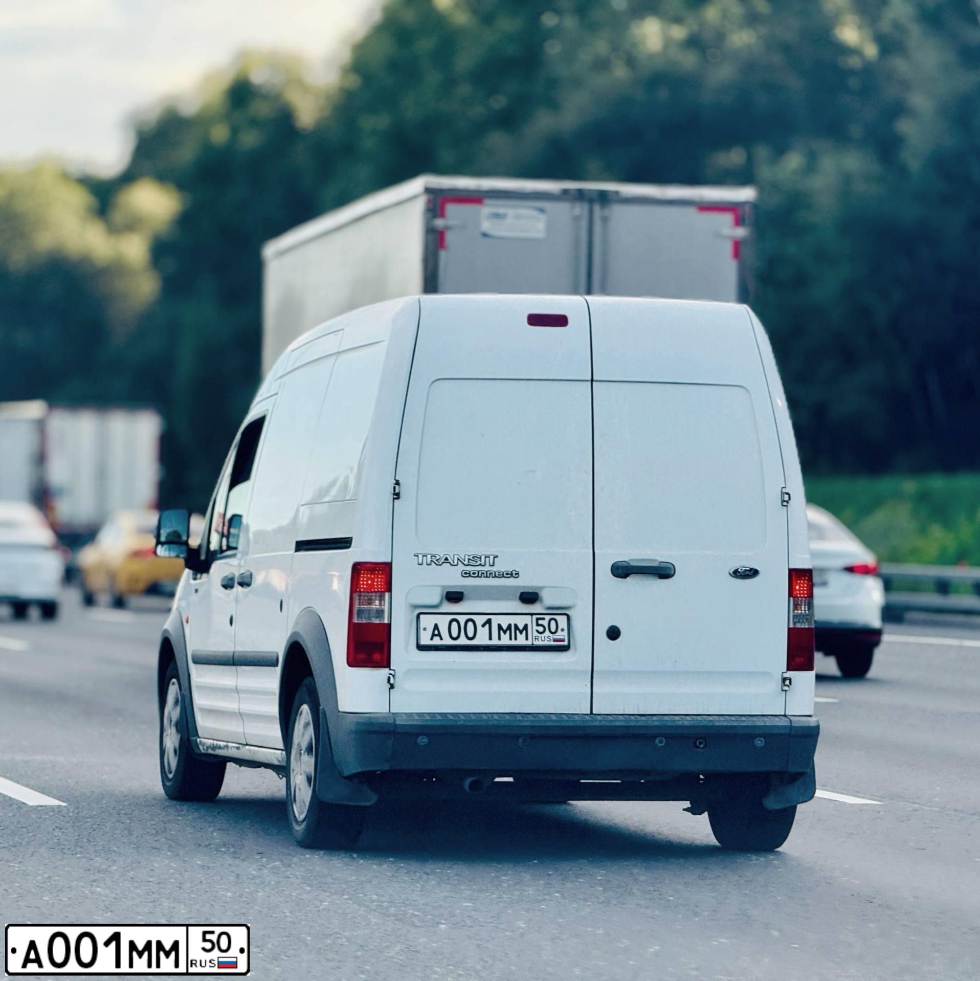 Фото автомобиля FORD TRANSIT, 2007 — госномер А001ММ50. Цвет: Белый