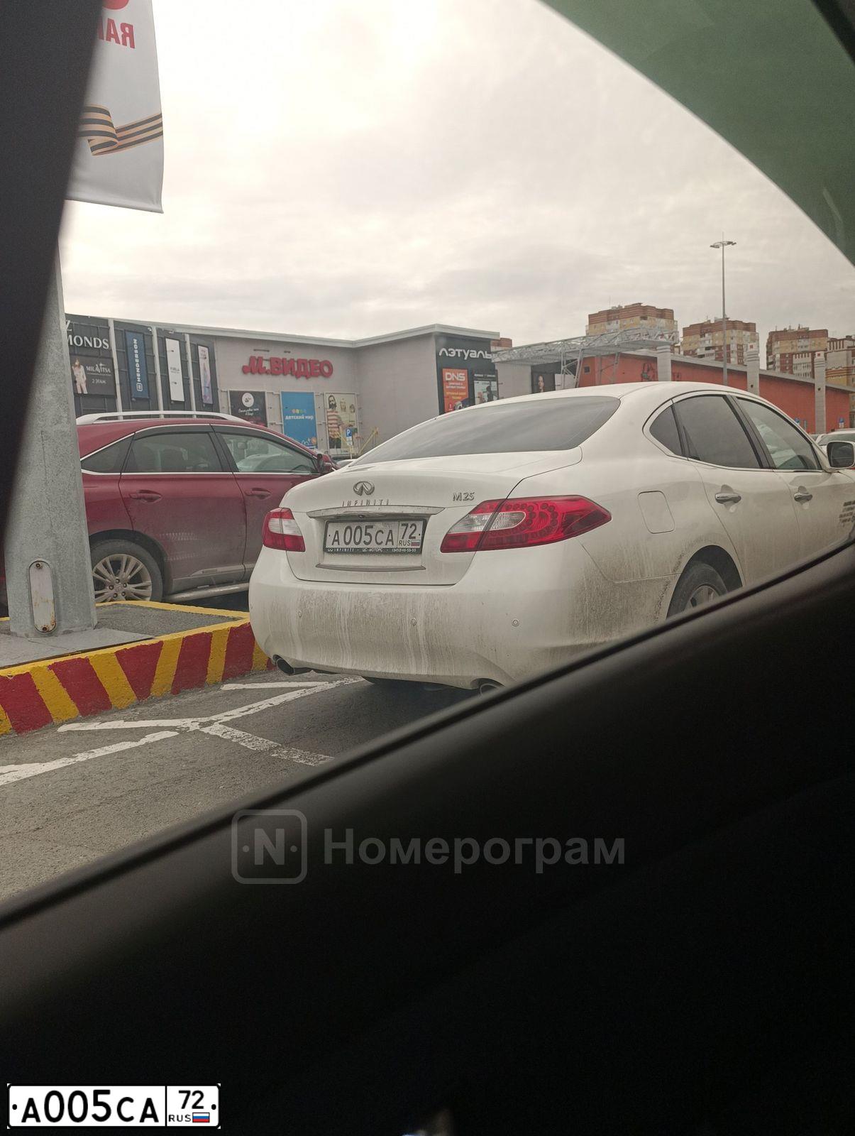 Фото автомобиля INFINITI M, 2011 — госномер А005СА72. Цвет: БЕЛЫЙ