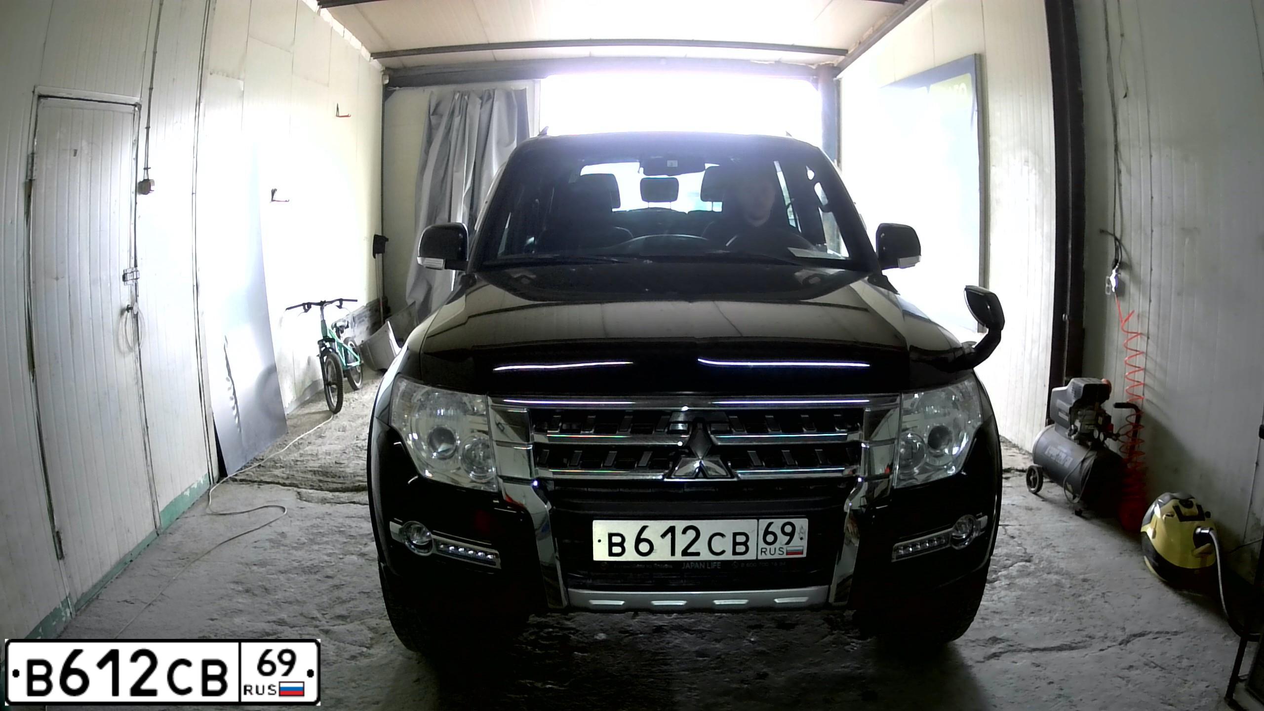 Фото автомобиля MITSUBISHI PAJERO, 2010 — госномер О226ТН125. Цвет: ЧЕРНЫЙ