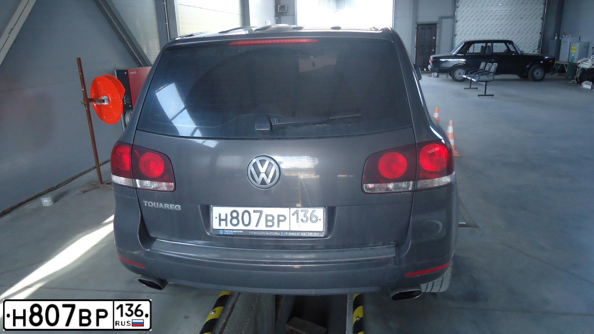 Фото автомобиля VOLKSWAGEN TOUAREG, 2007 — госномер Н807ВР136. Цвет: ЧЕРНО-СЕРЫЙ