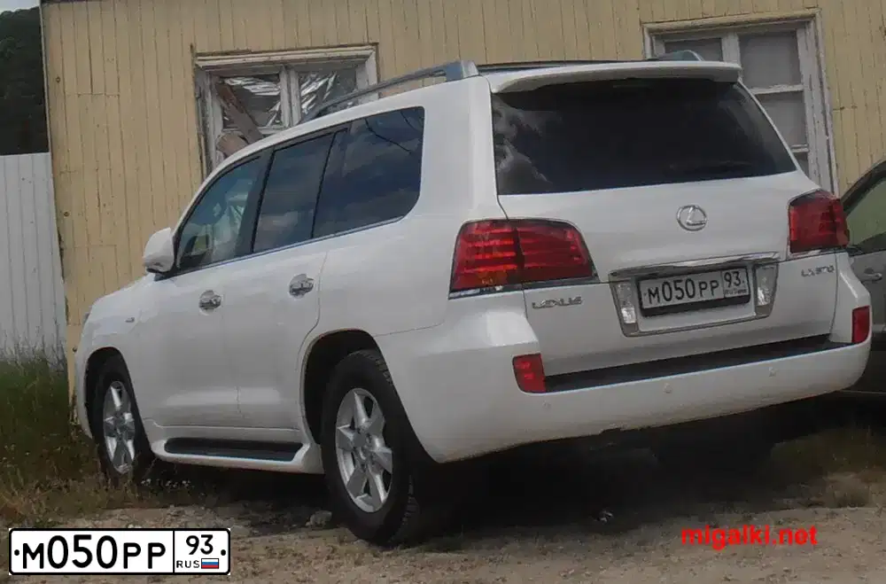 Фото автомобиля LEXUS LX, 2011 — госномер М050РР93. Цвет: ПЕРЛАМУТРОВО-БЕЛЫЙ